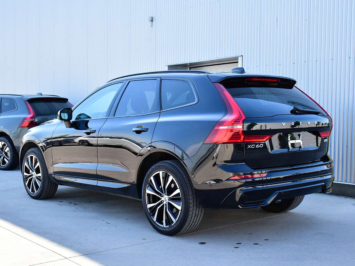 2025 Volvo XC60 B5 AWD Plus Dark Theme thumb 7