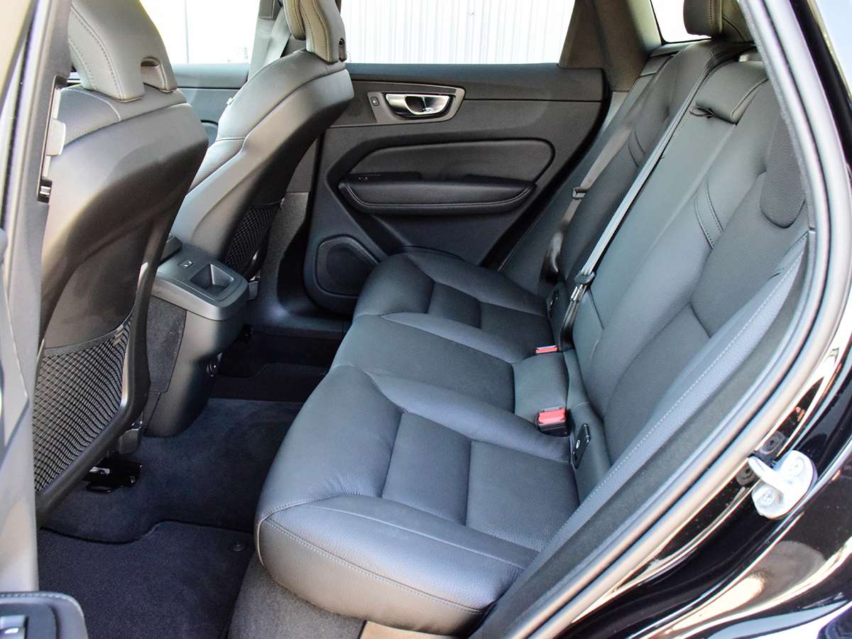 2025 Volvo XC60 B5 AWD Plus Dark Theme thumb 17