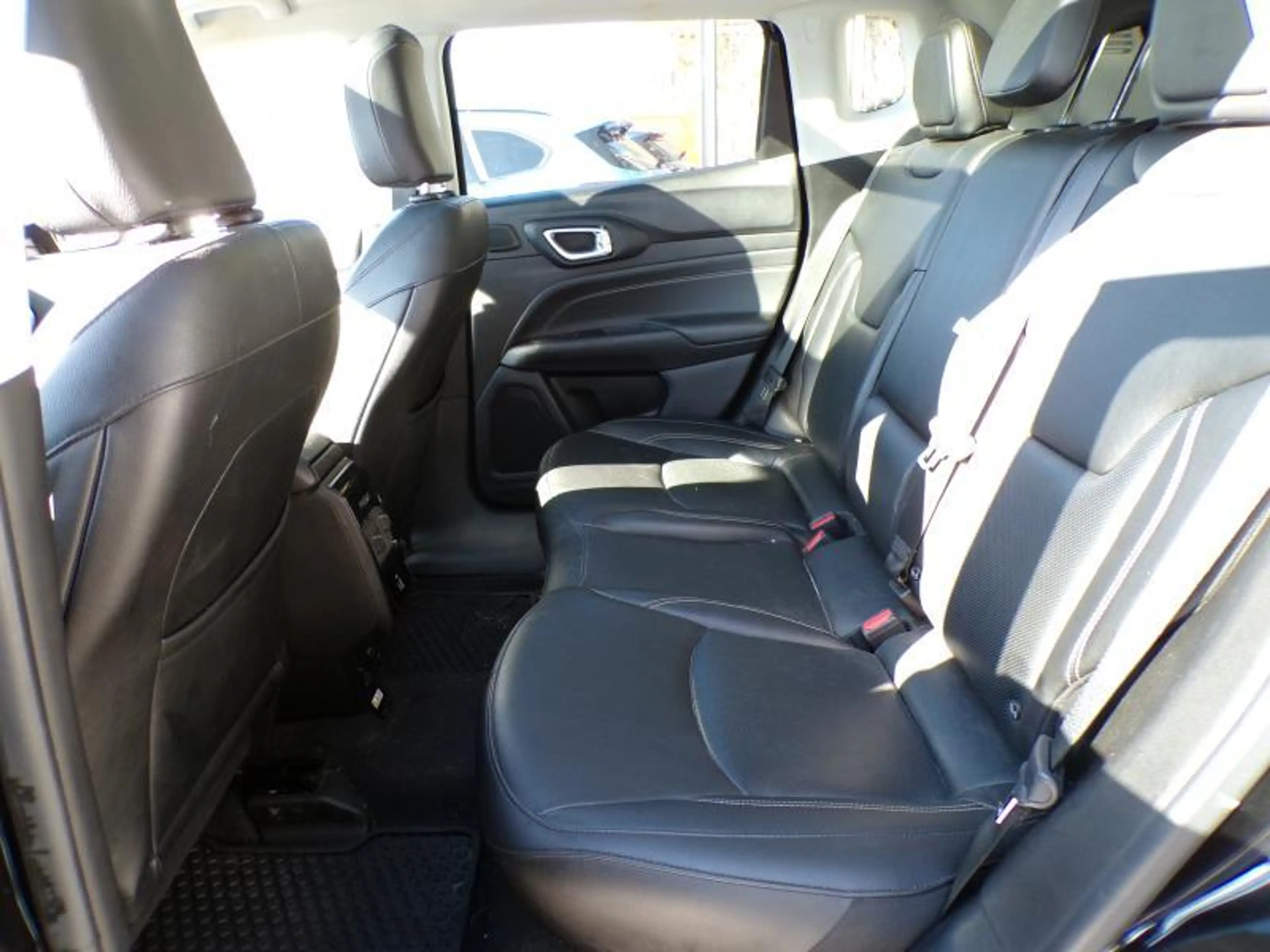 Jeep Compass 1.6D 131cv Noir 05/22 93388km Clim GPS Bluetooth — photo 8