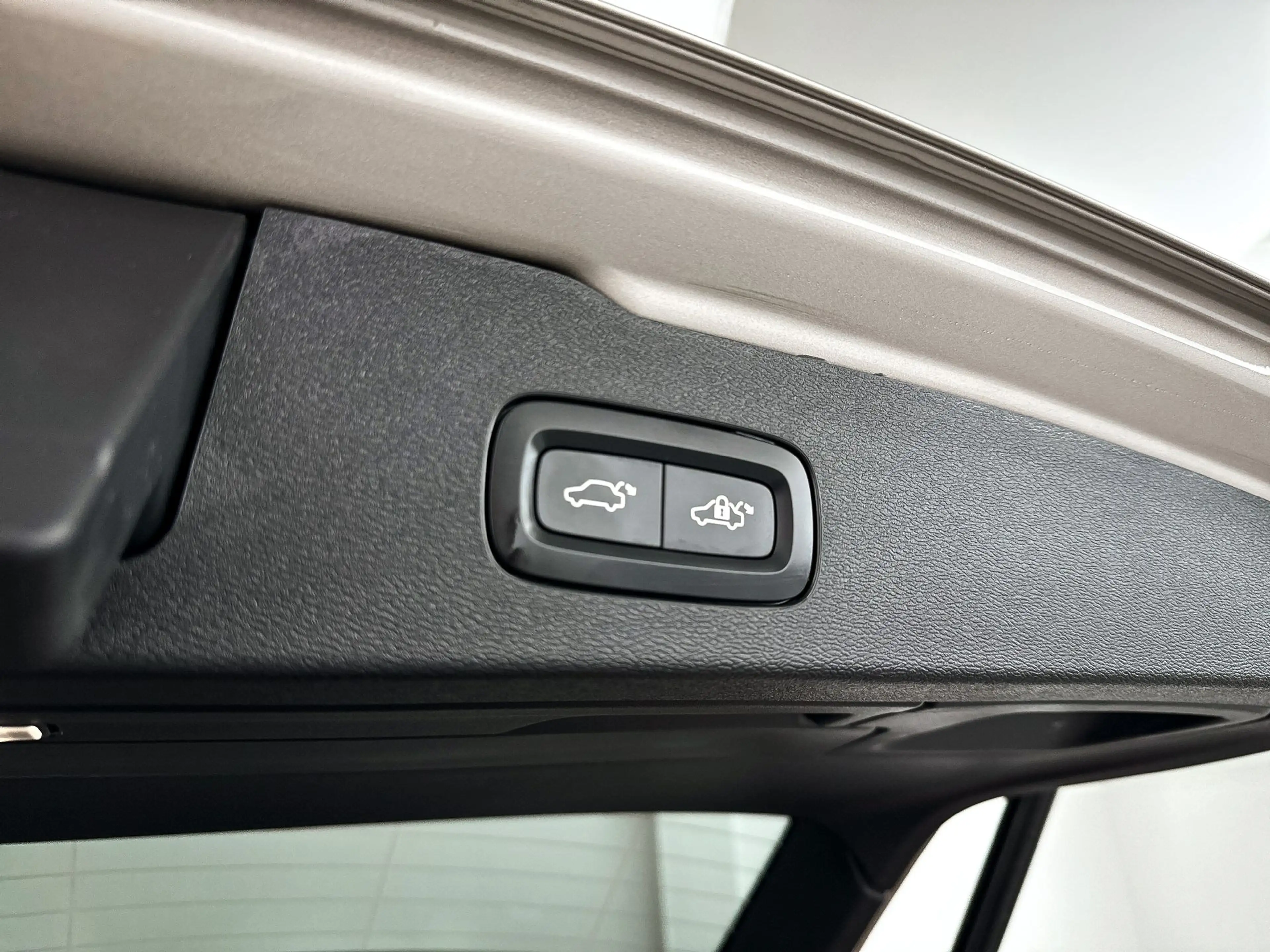 Volvo V60 T8 Plug-in hybrid AWD Plus Dark | SOH 100% | Panor — photo 15