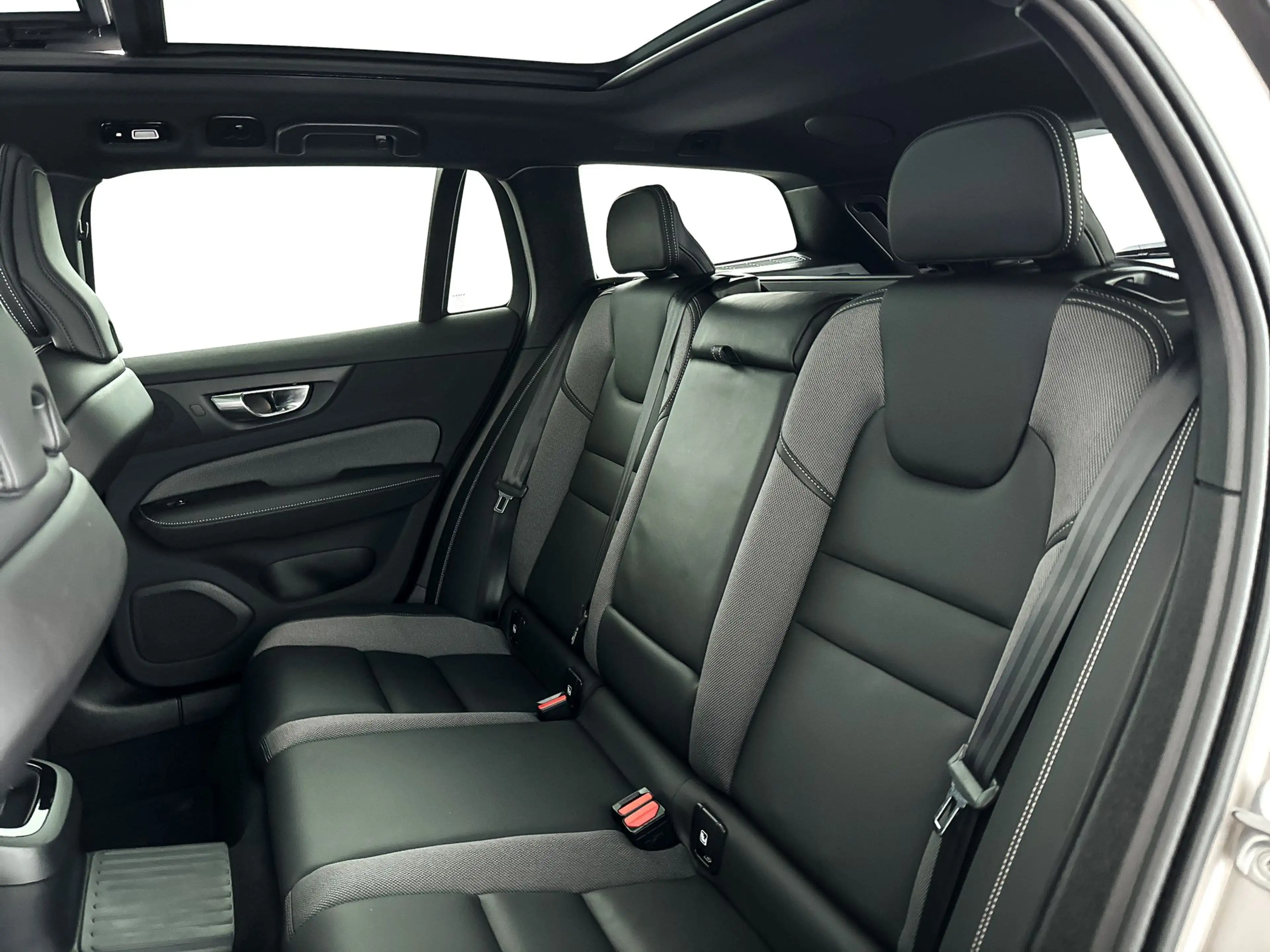Volvo V60 T8 Plug-in hybrid AWD Plus Dark | SOH 100% | Panor — photo 13