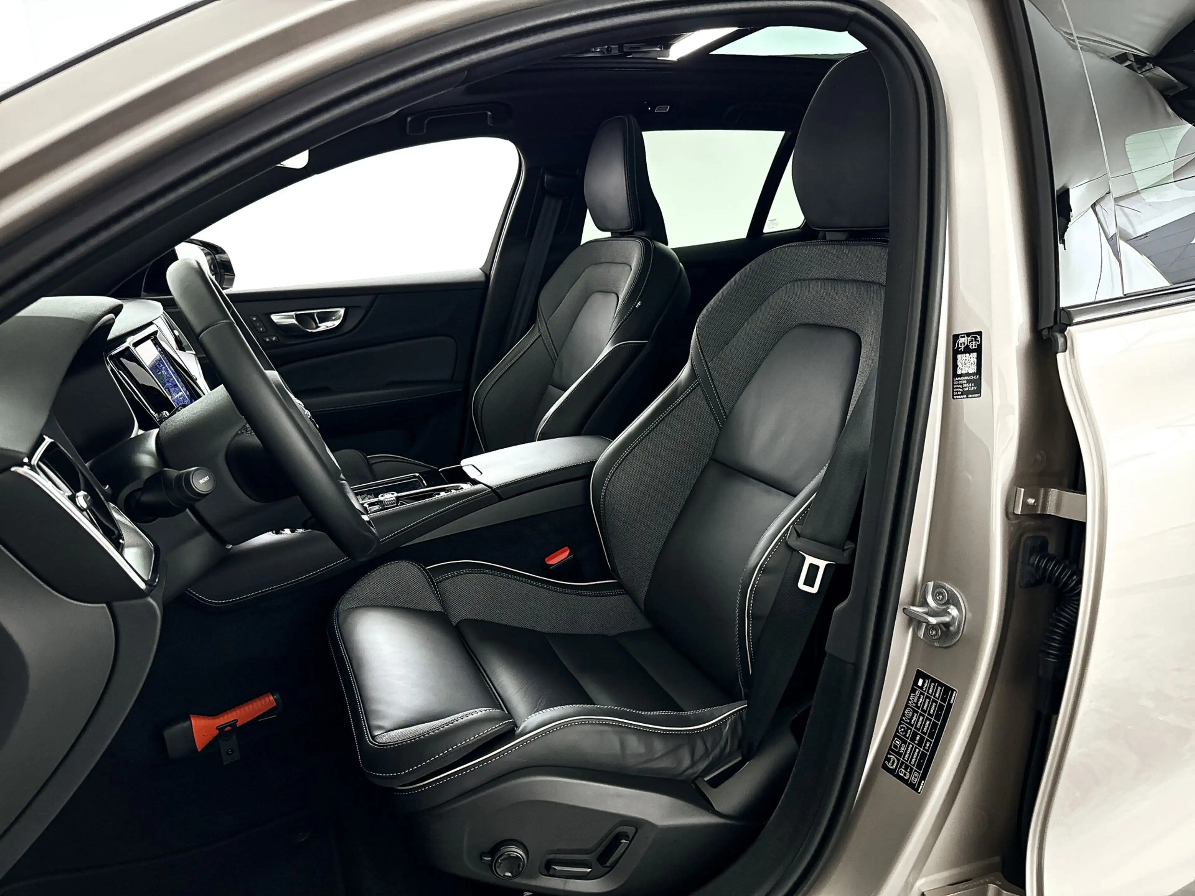 Volvo V60 T8 Plug-in hybrid AWD Plus Dark | SOH 100% | Panor — photo 6