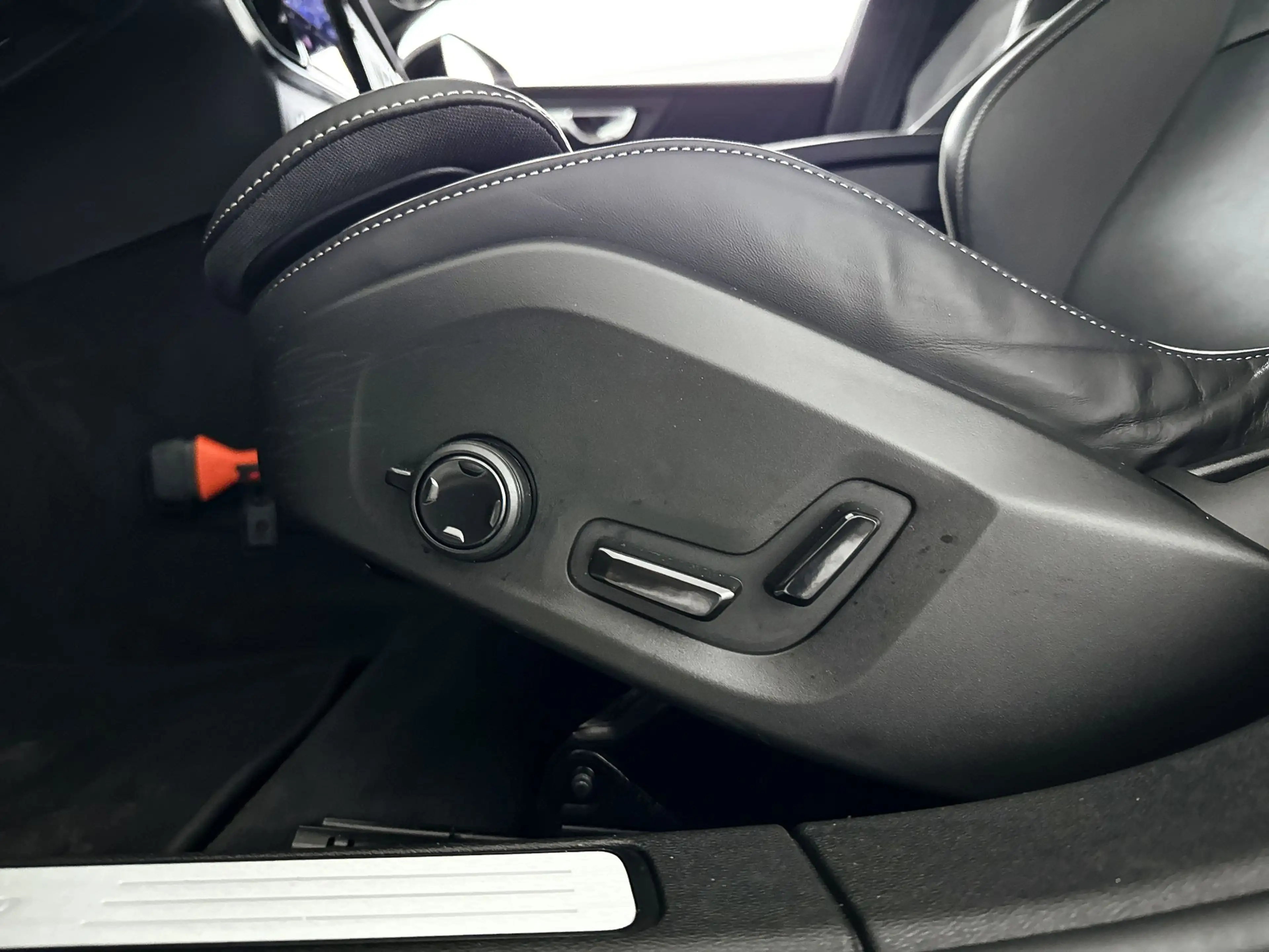 Volvo V60 T8 Plug-in hybrid AWD Plus Dark | SOH 100% | Panor — photo 7