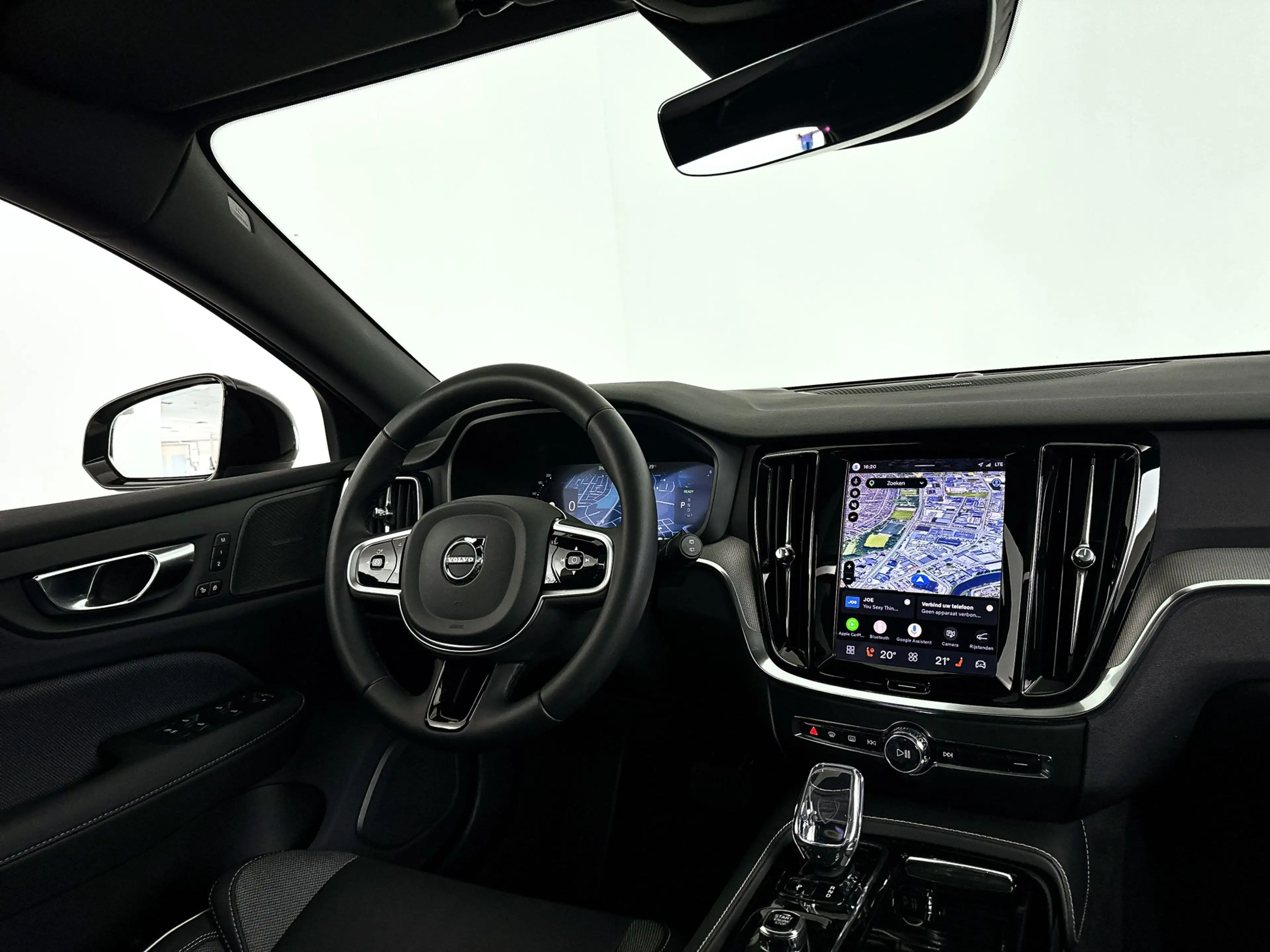 Volvo V60 T8 Plug-in hybrid AWD Plus Dark | SOH 100% | Panor — photo 3