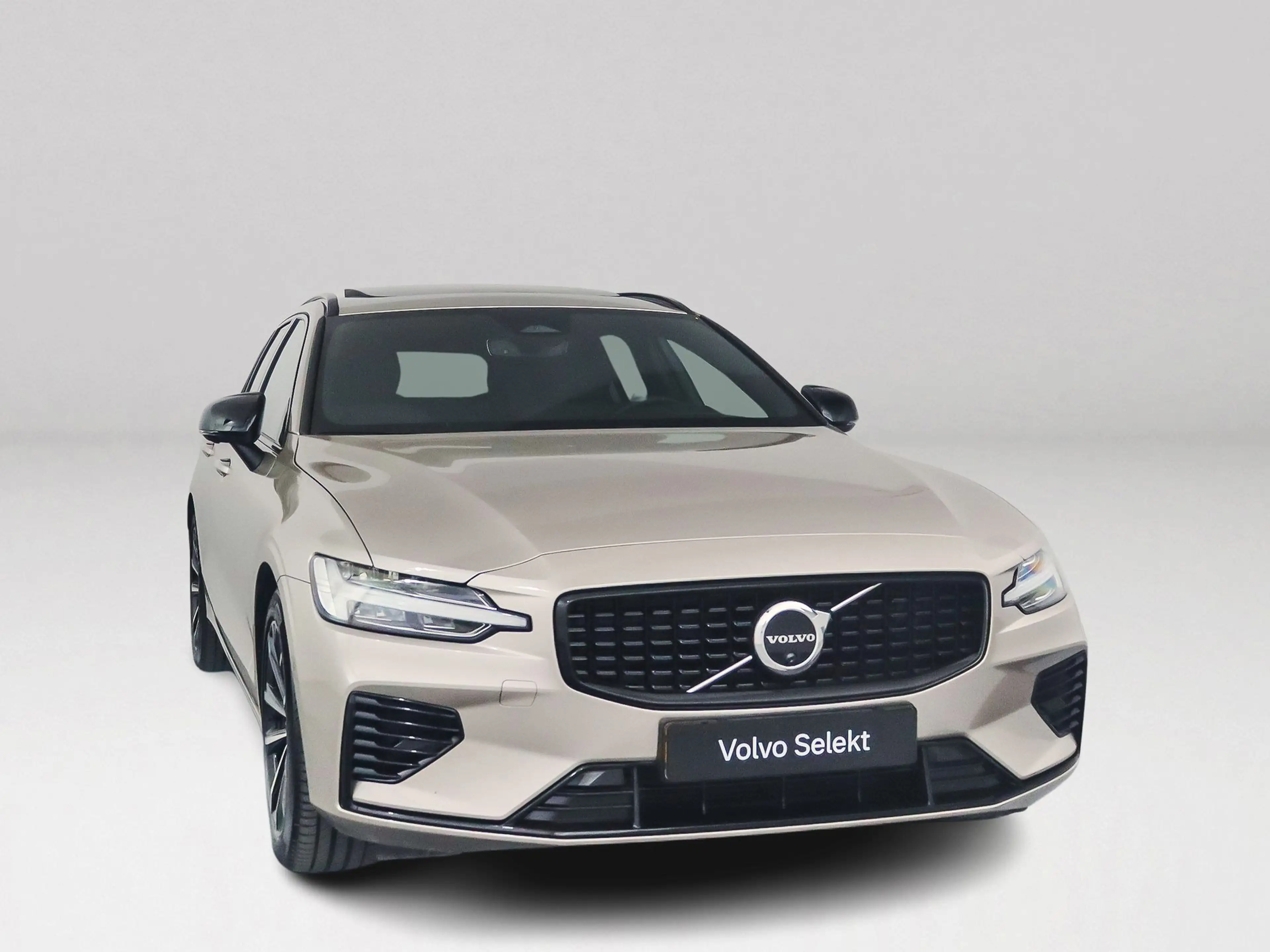 Volvo V60 T8 Plug-in hybrid AWD Plus Dark | SOH 100% | Panor — photo 11