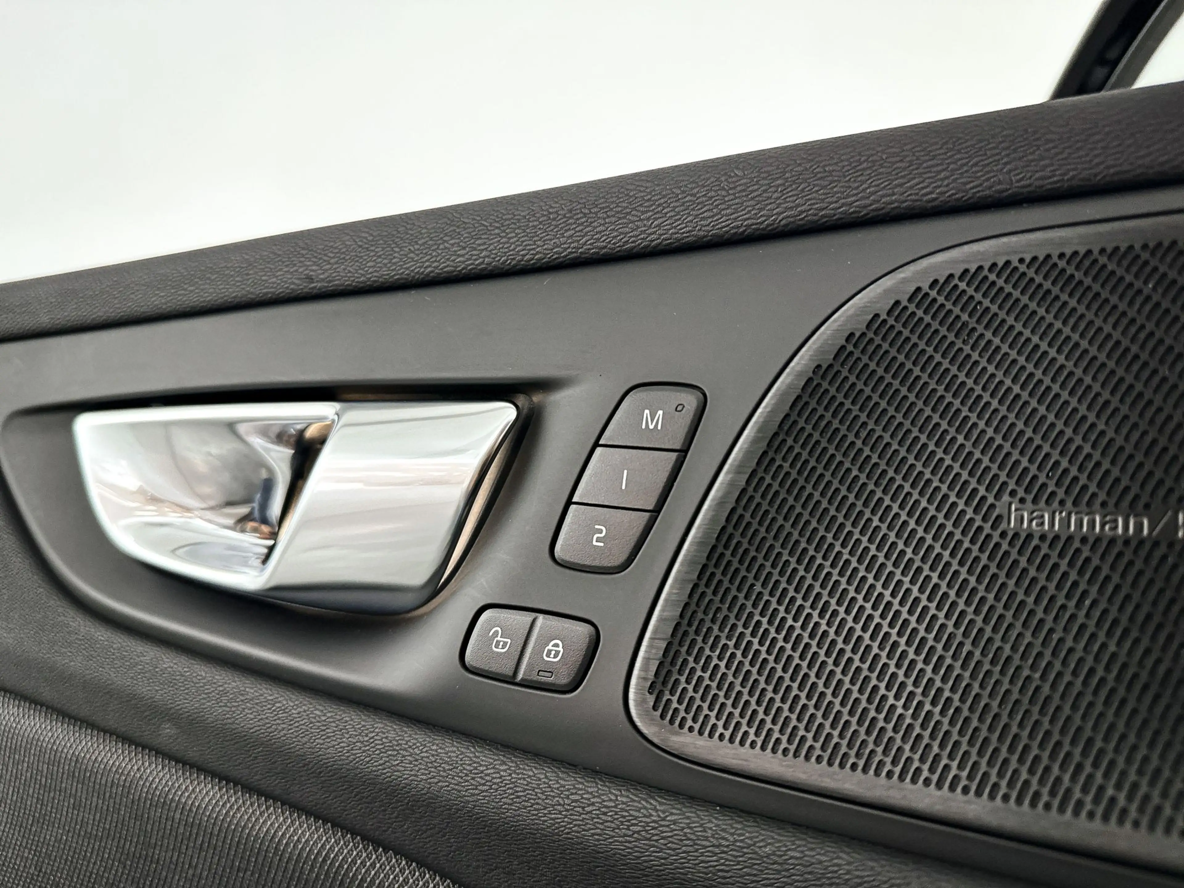 Volvo V60 T8 Plug-in hybrid AWD Plus Dark | SOH 100% | Panor — photo 8
