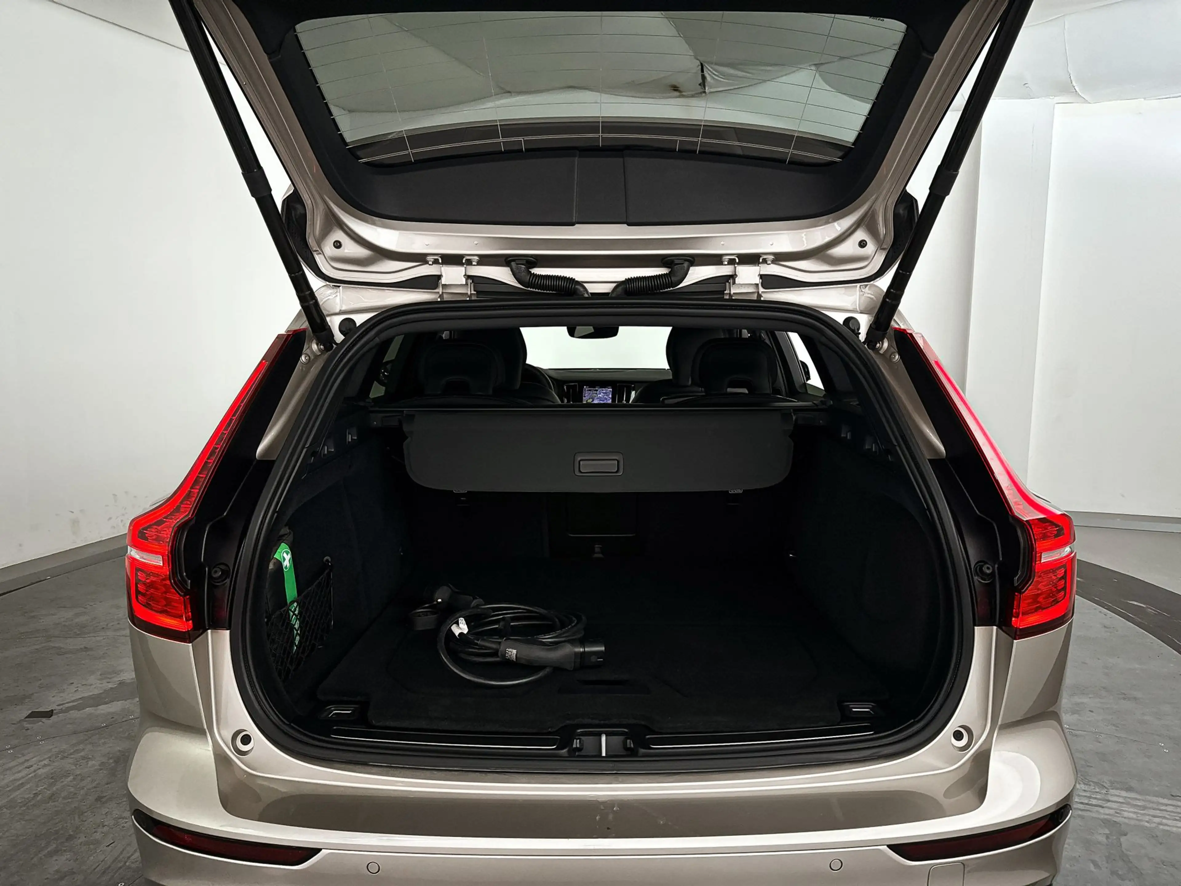 Volvo V60 T8 Plug-in hybrid AWD Plus Dark | SOH 100% | Panor — photo 14
