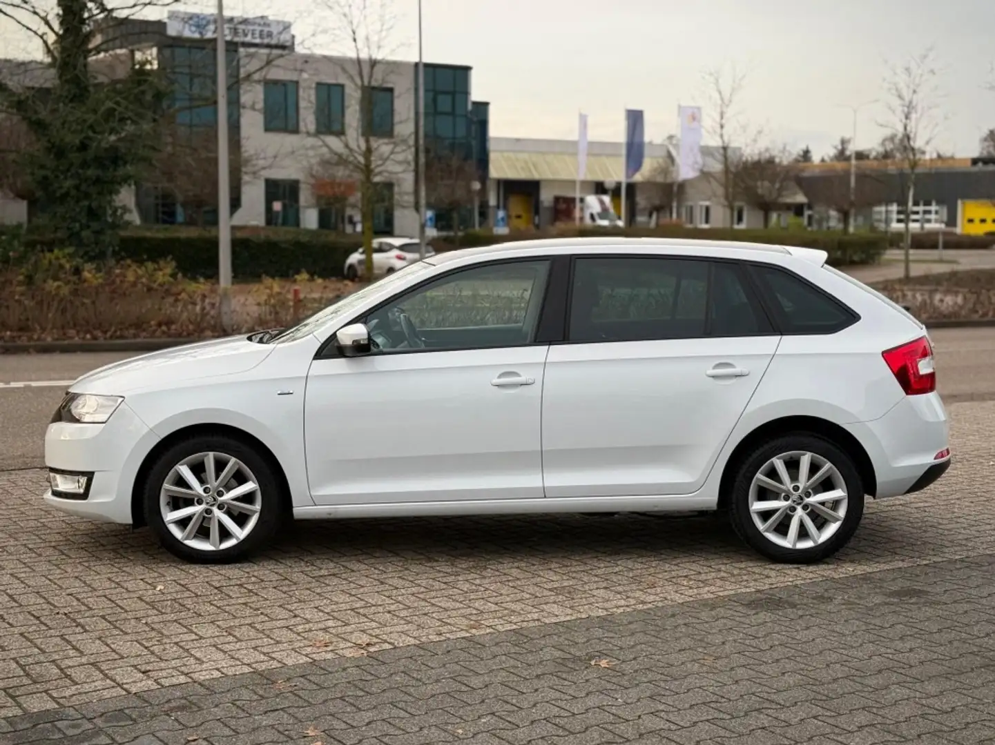 Skoda Rapid/Spaceback 1.2 TSI AUTOMAAT PANORAMA DAK Wit - 2
