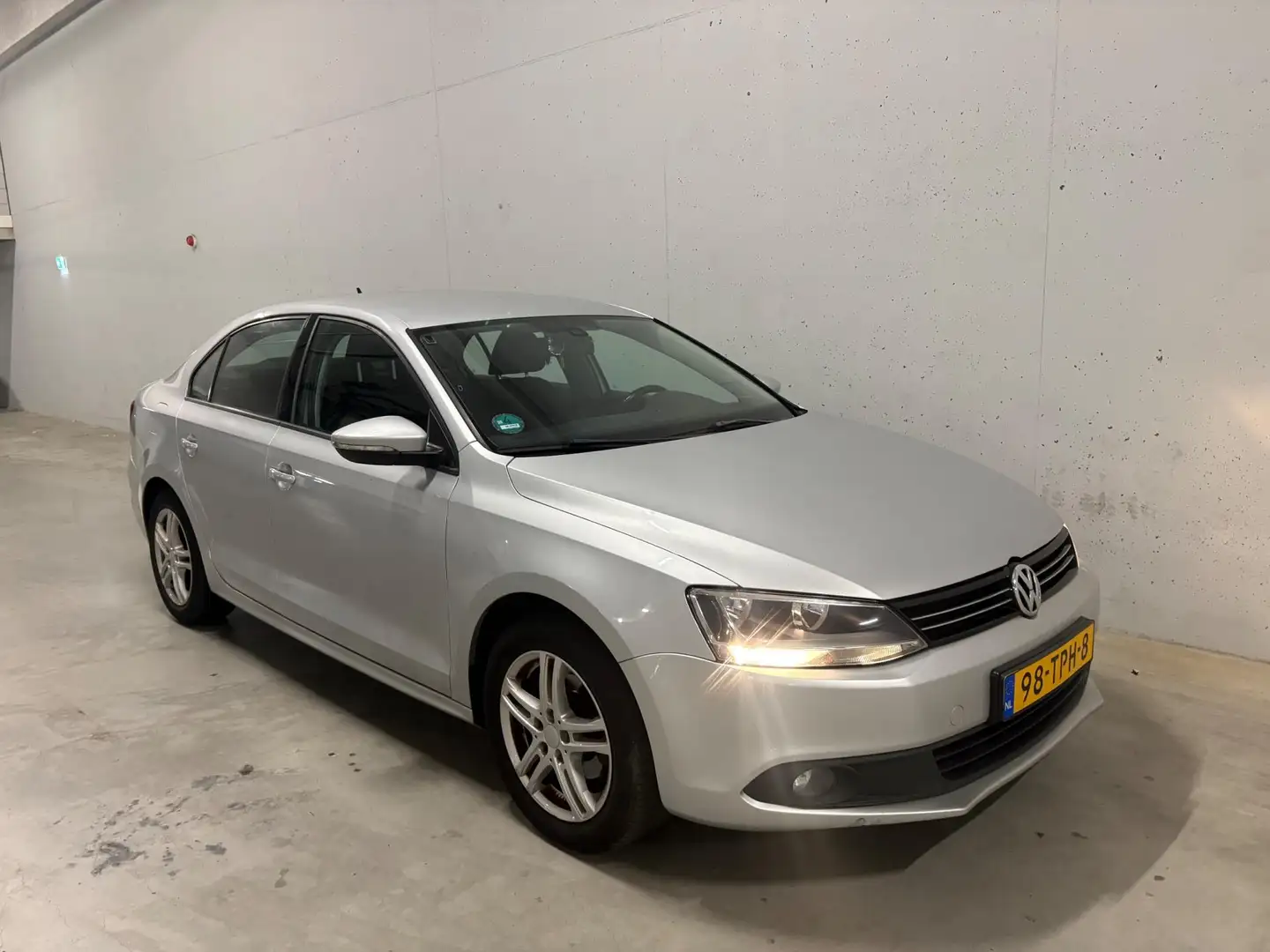 Volkswagen Jetta 1.2 TSI Comfortline Airco Cruise Control APK NAP Grijs - 2