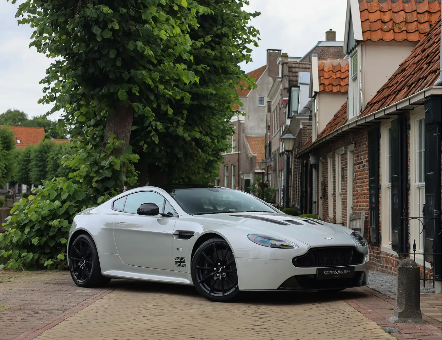 Aston Martin Vantage 5.9 V12 S | Facelift - Historie - Silver Fox Grey Šedá - 1