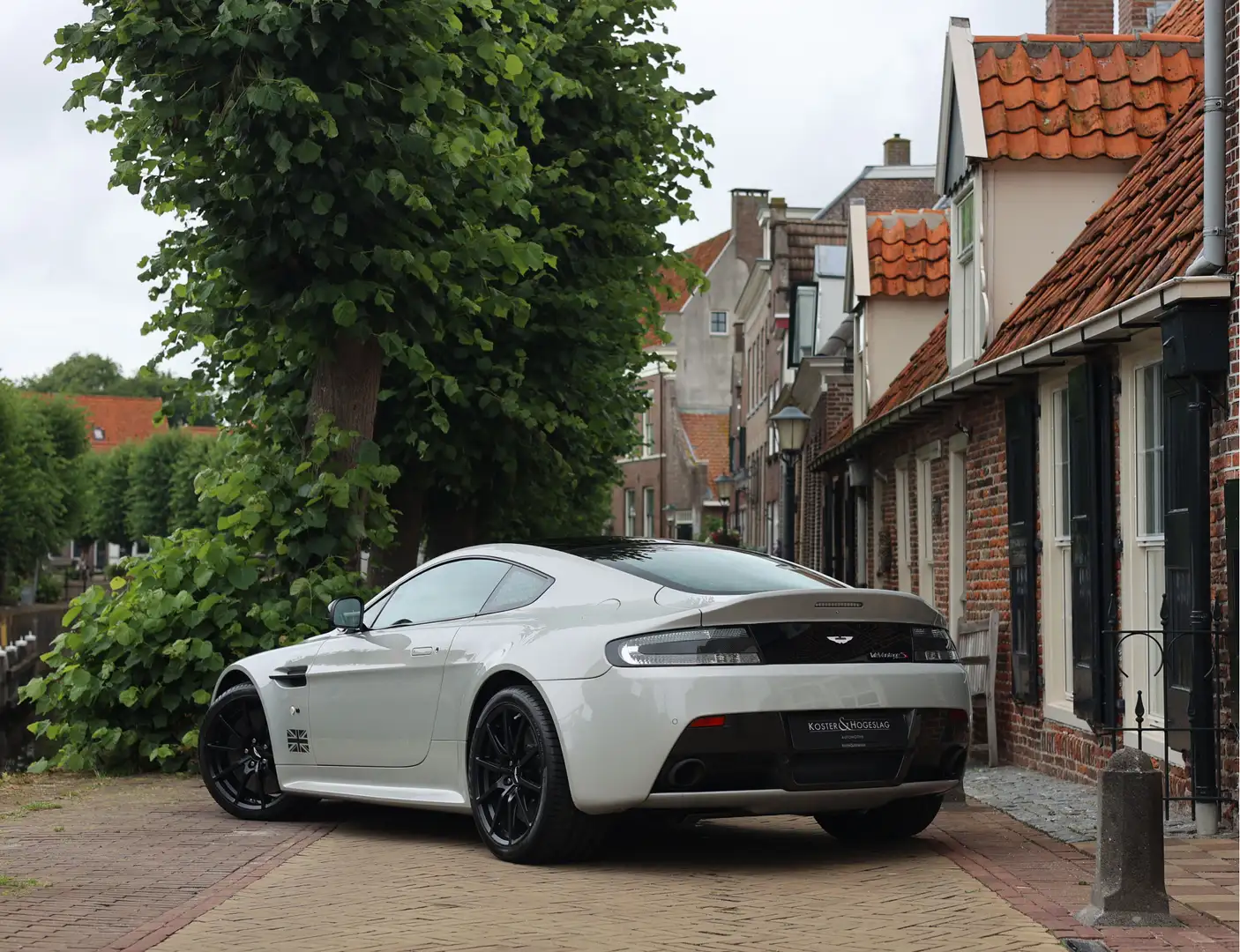 Aston Martin Vantage 5.9 V12 S | Facelift - Historie - Silver Fox Grey Šedá - 2