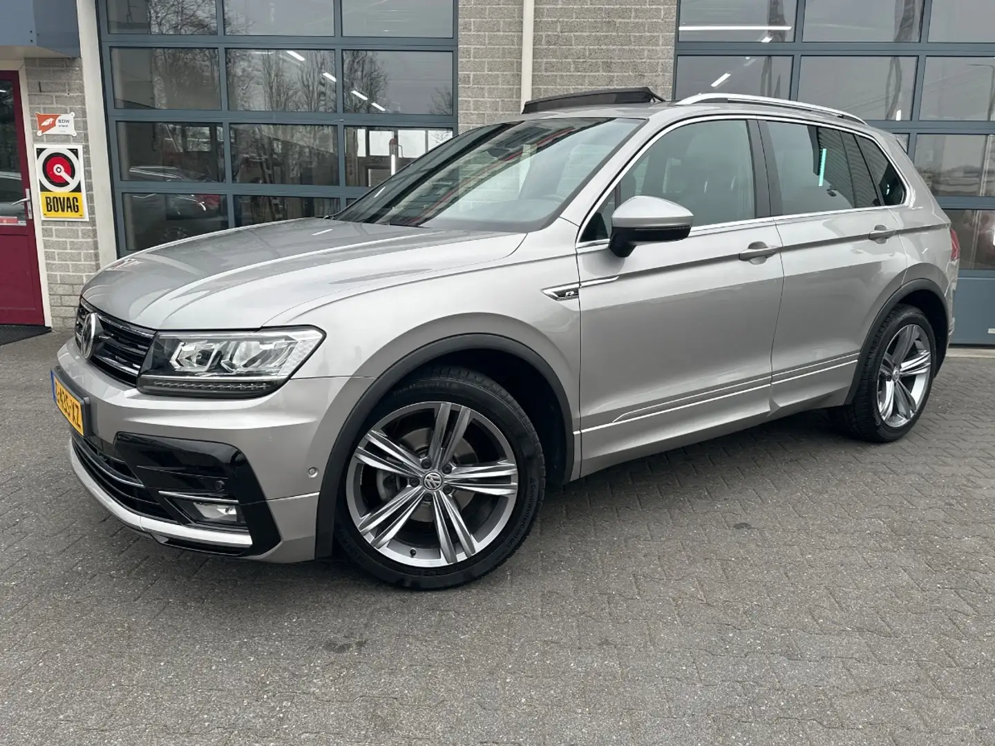 Volkswagen Tiguan 1.5 TSI Comfortline Business | R-Line | SCHUIFDAK Grau - 1
