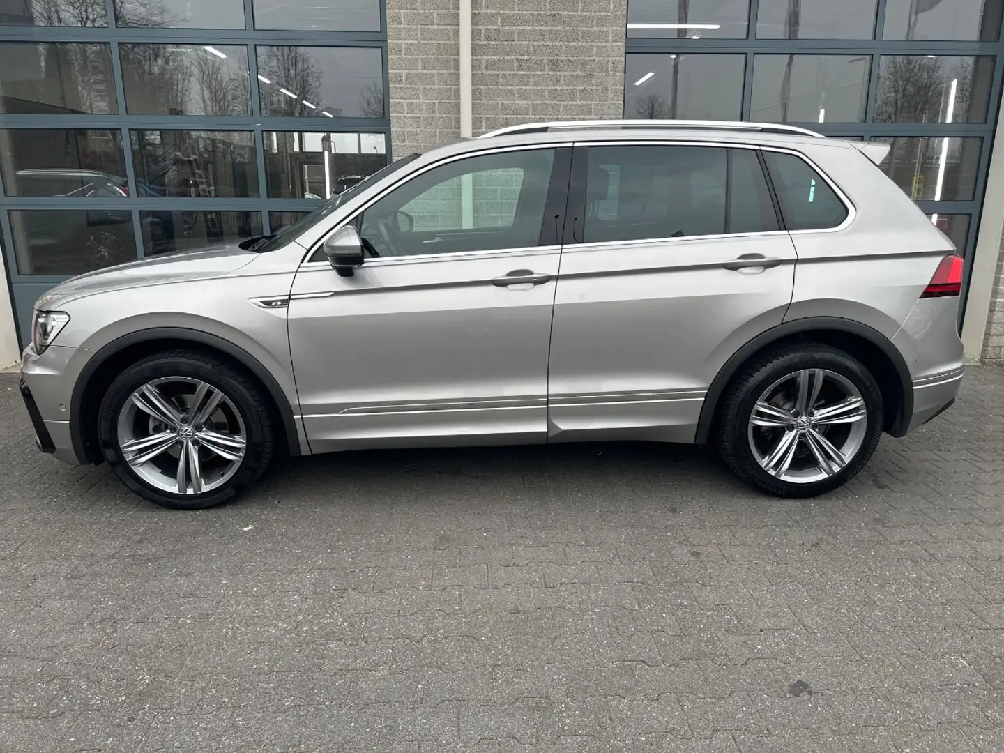 Volkswagen Tiguan 1.5 TSI Comfortline Business | R-Line | SCHUIFDAK Grau - 2