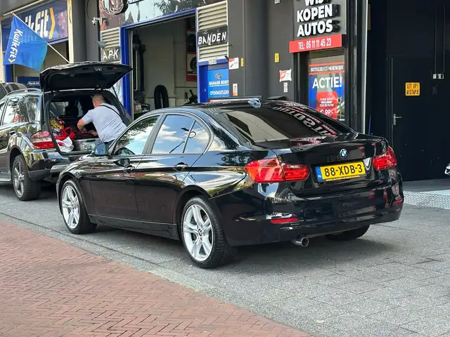 BMW 3 Series view 2
