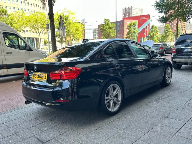 BMW 3 Series view 3