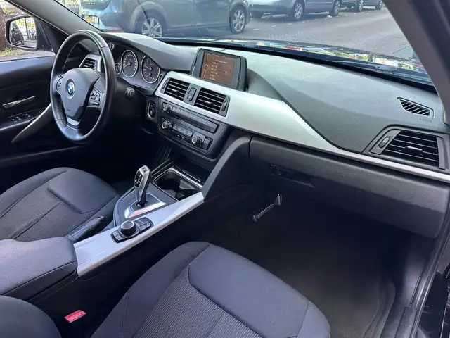 BMW 3 Series view 10