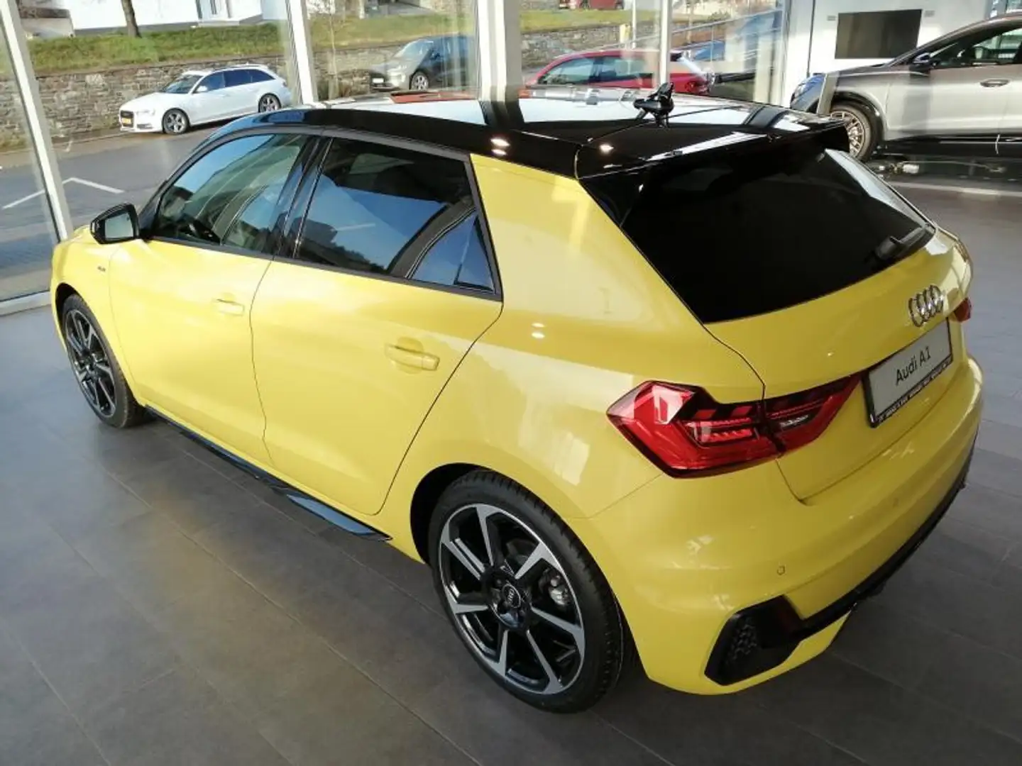 Audi A1 Sportback S-line 30 TFSI s-tro Jaune - 2