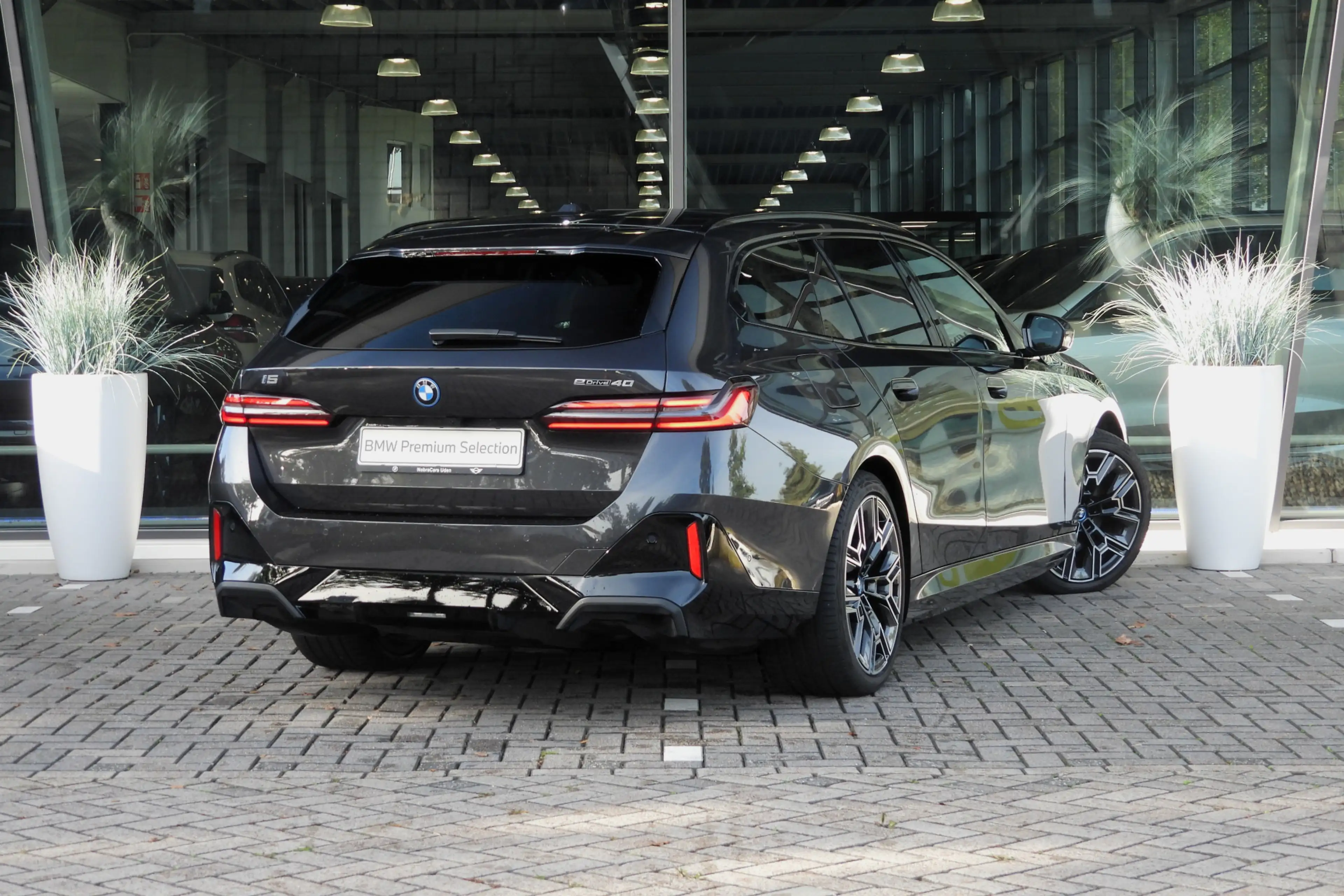 BMW i5 Touring eDrive40 M Sport / Panoramadak / Trekhaak — photo 4