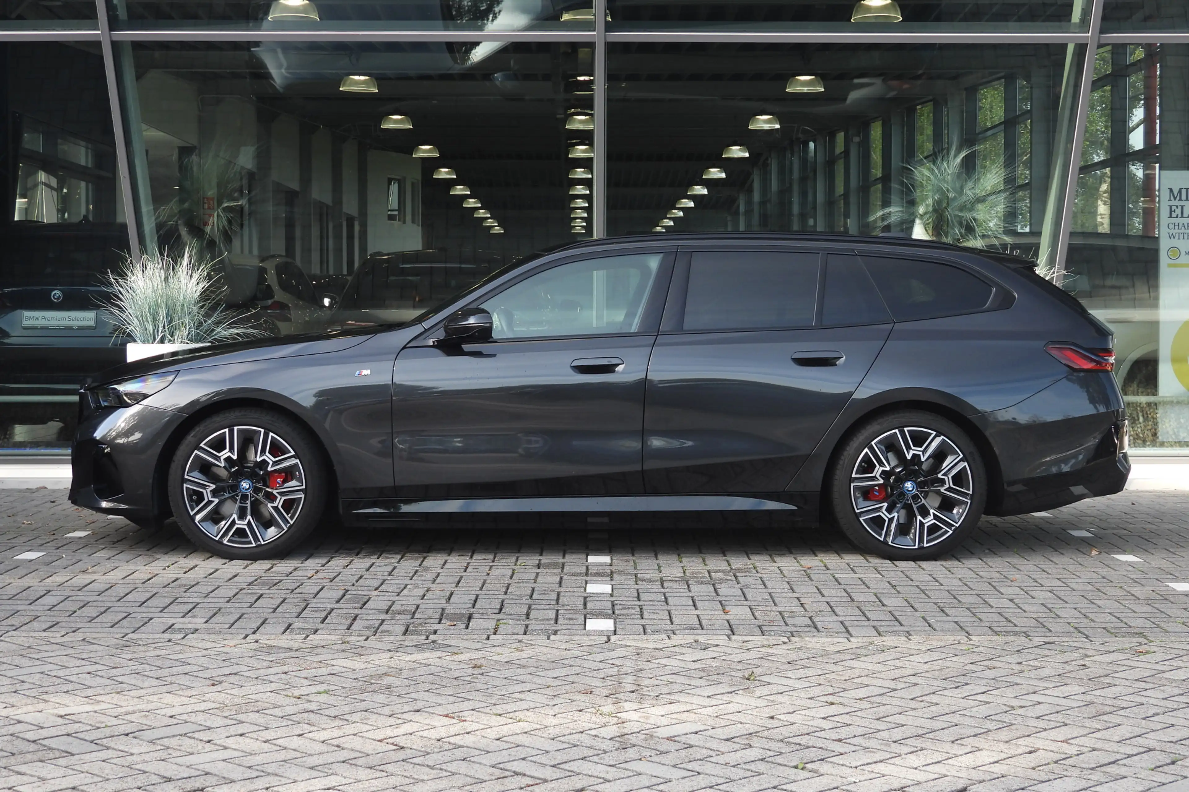 BMW i5 Touring eDrive40 M Sport / Panoramadak / Trekhaak — photo 5