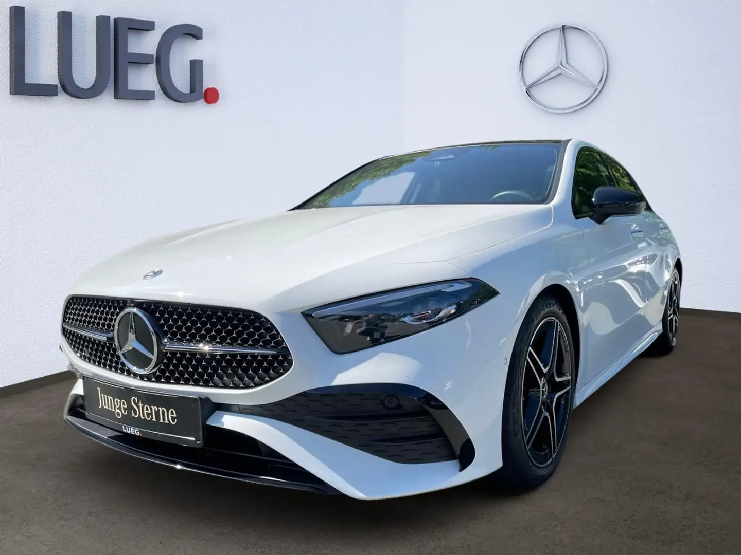 Mercedes-Benz A 200 AMG+DISTRONIC+PANODACH+NIGHTPAKET+AHK Weiß - 1