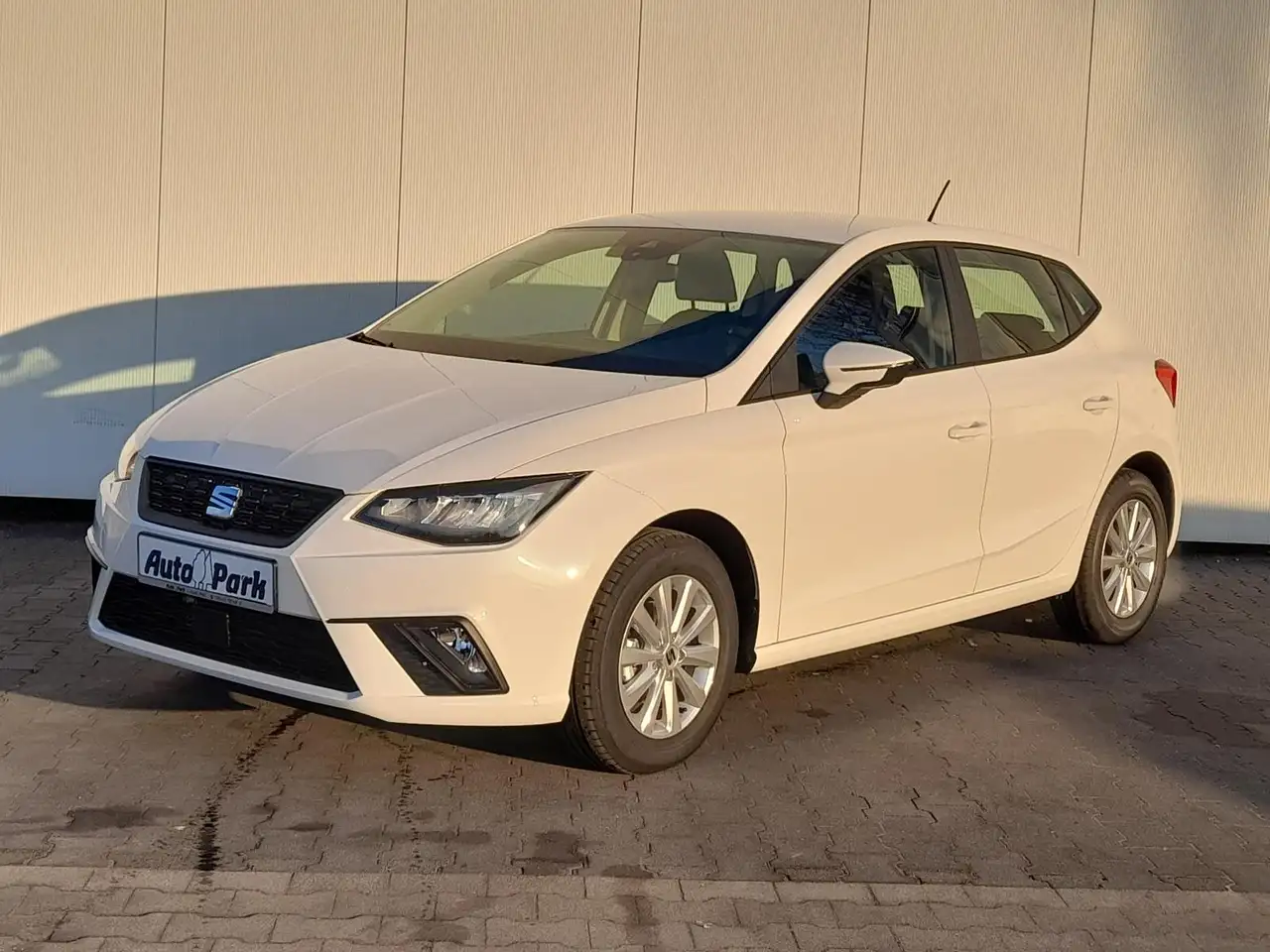 SEAT Ibiza 1.0 MPI Reference NAVI/APP~SHZ~PDC~ALU~GRA 2