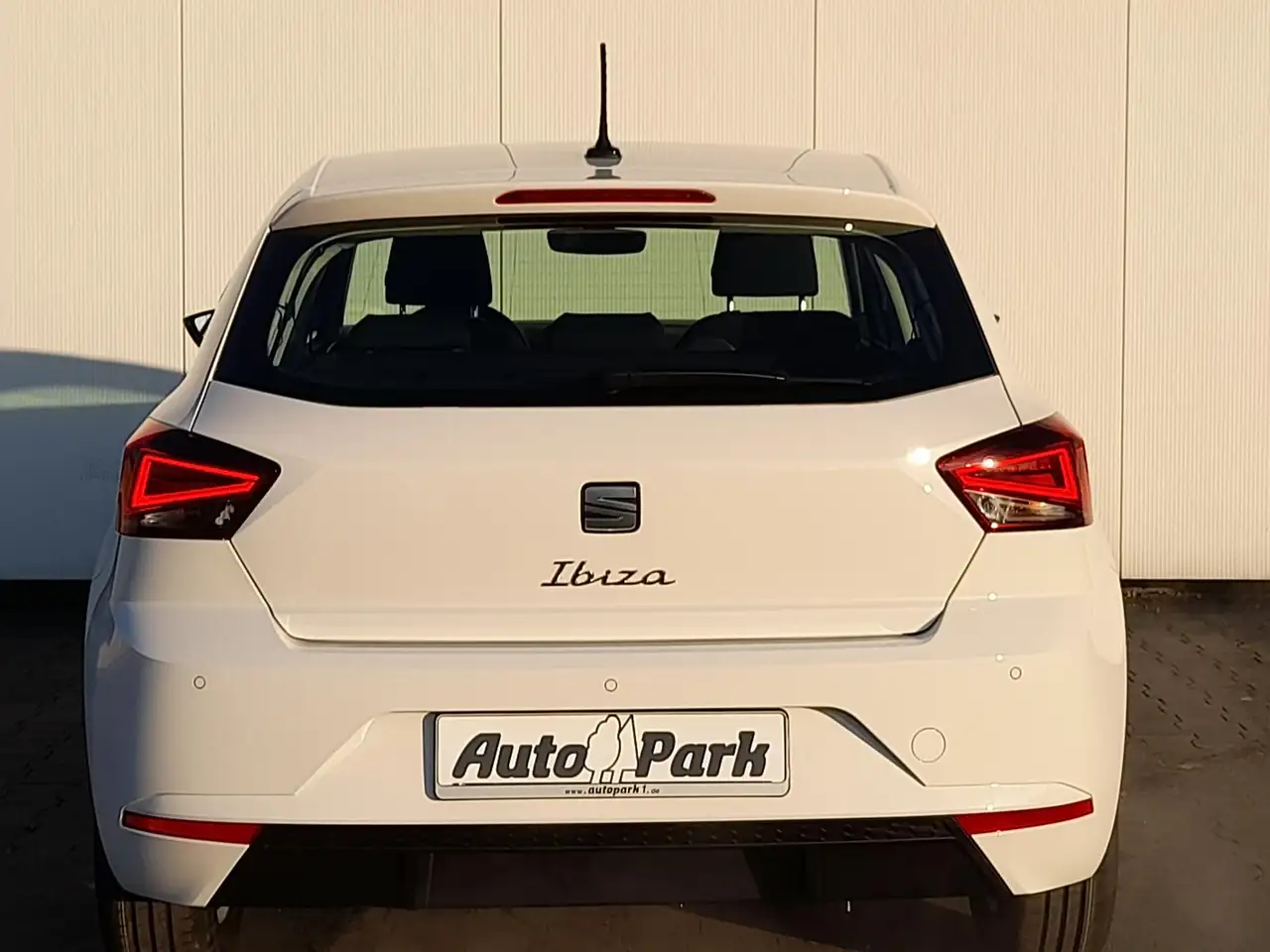 SEAT Ibiza 1.0 MPI Reference NAVI/APP~SHZ~PDC~ALU~GRA 6