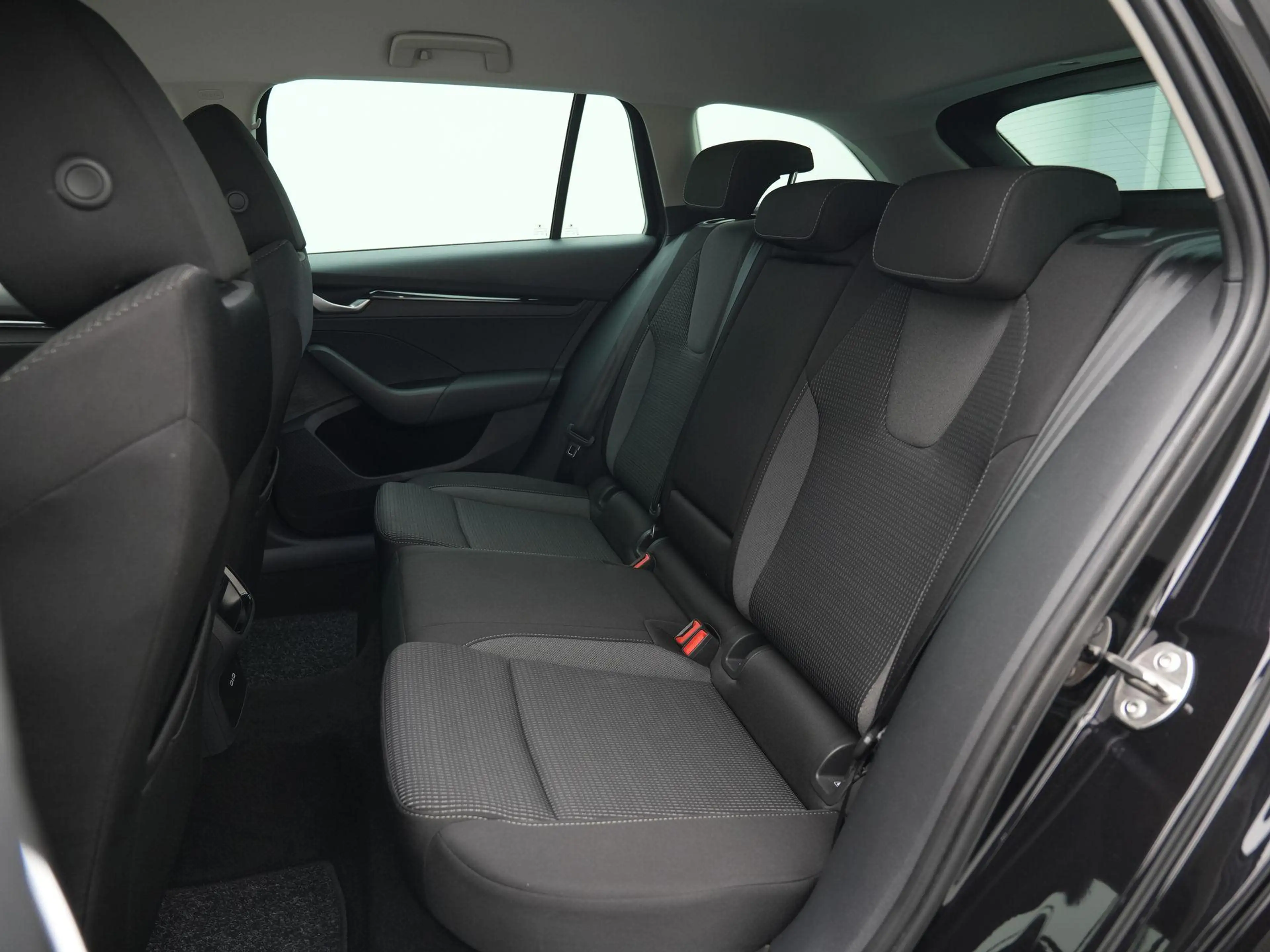 Skoda Octavia Combi 1.5 TSI 116pk DSG MHEV Selection | Achteruit — photo 9