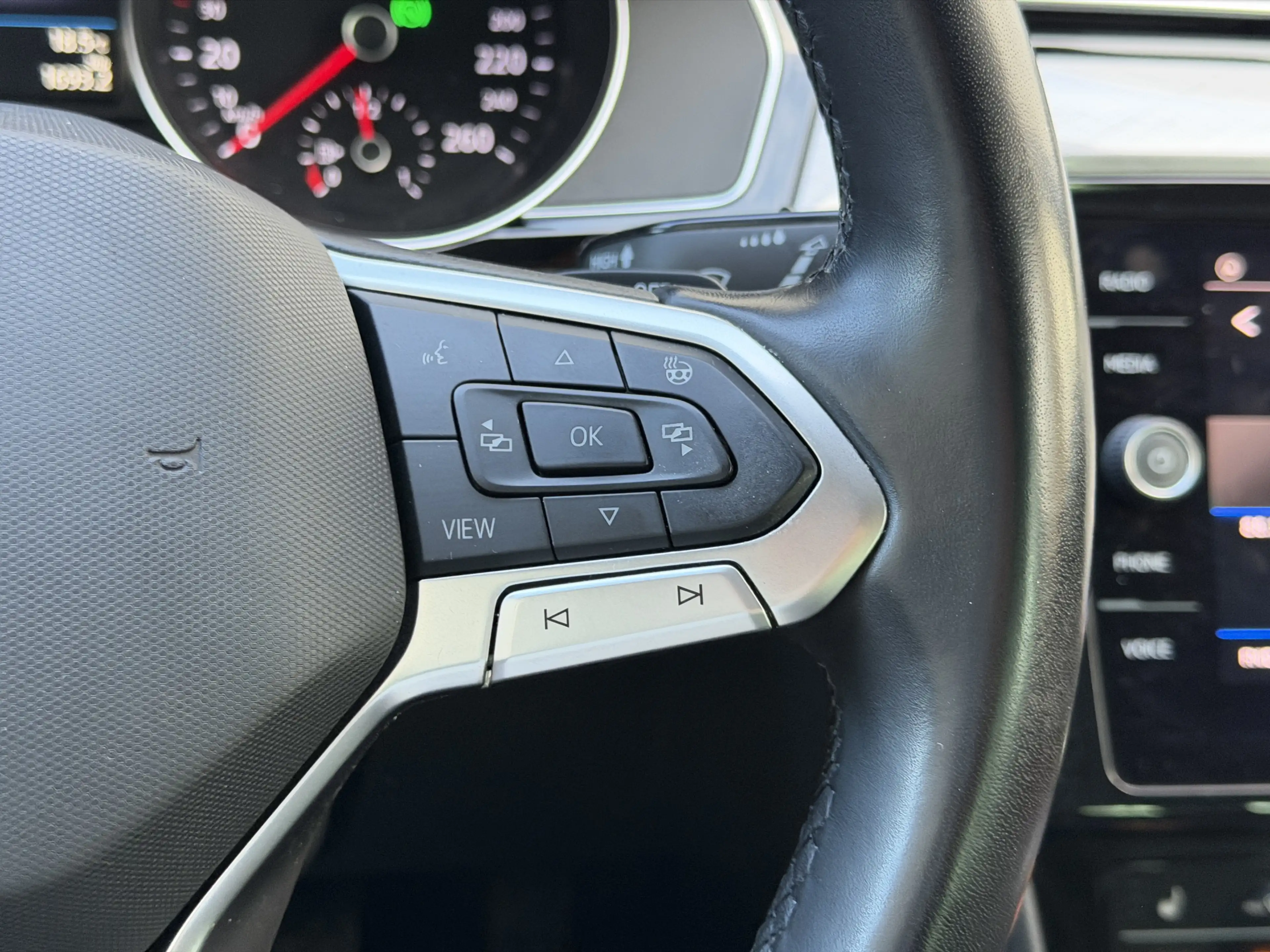 Volkswagen Passat Variant 2.0 TDI SCR DSG Business | Massage | AHK — photo 9