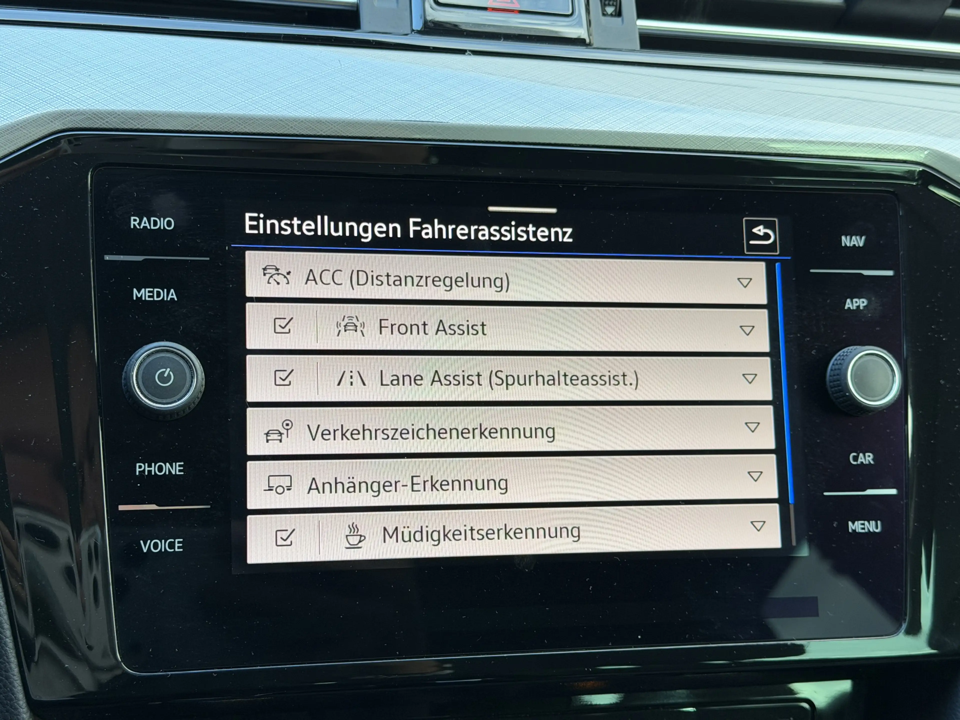 Volkswagen Passat Variant 2.0 TDI SCR DSG Business | Massage | AHK — photo 12