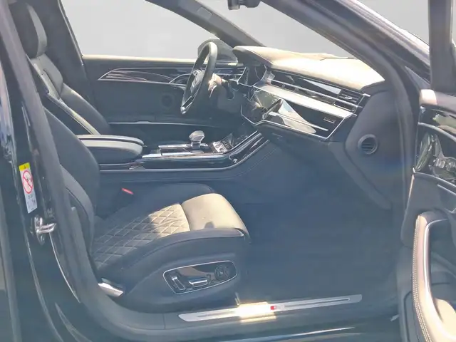 Audi A8 view 4