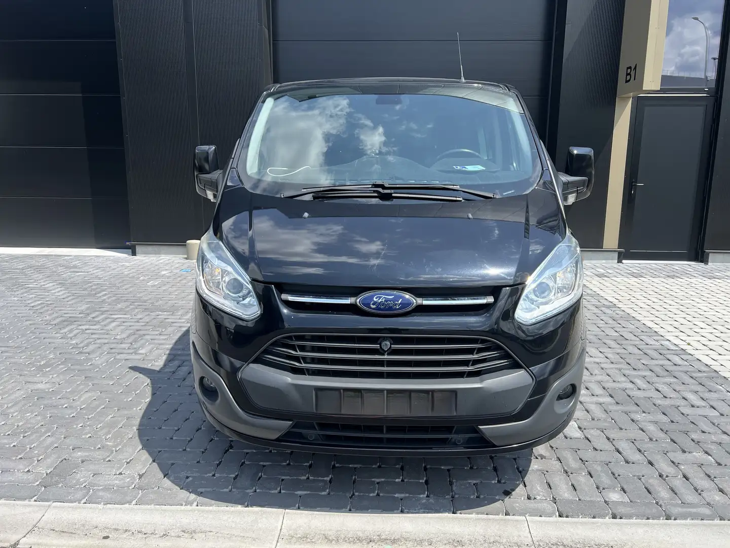 Ford Tourneo Custom Tourneo Custom L2H1 Titanium Rolstoelauto/TPMR Zwart - 2