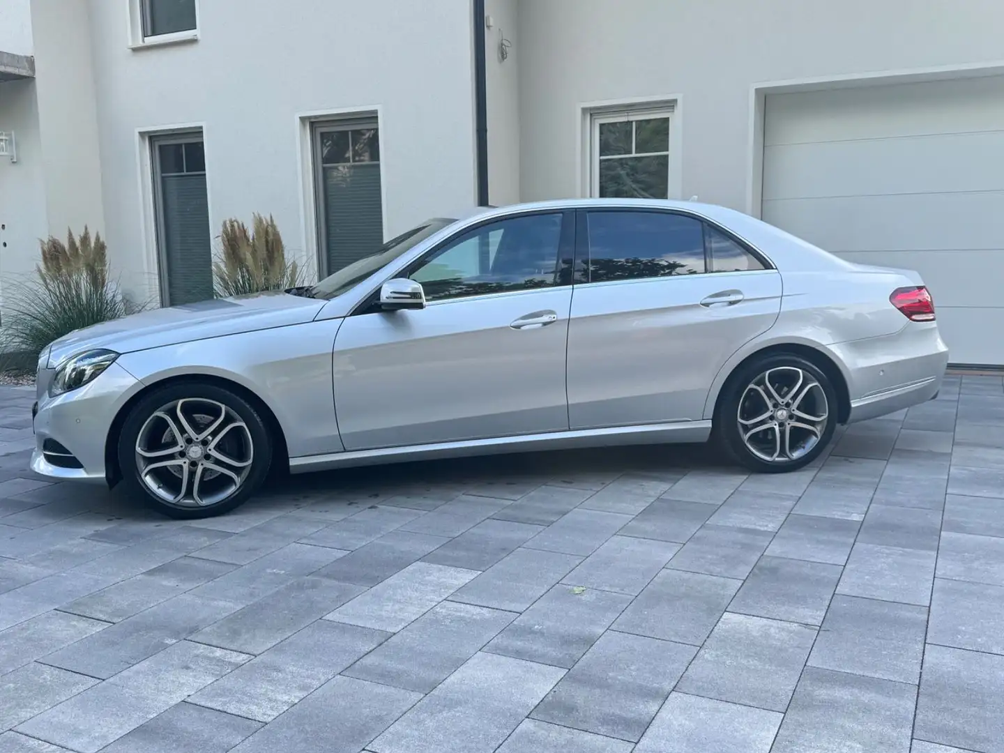 Mercedes-Benz E 200 CGI 7G-T Avantgarde / LED / Leder / Navi Zilver - 2