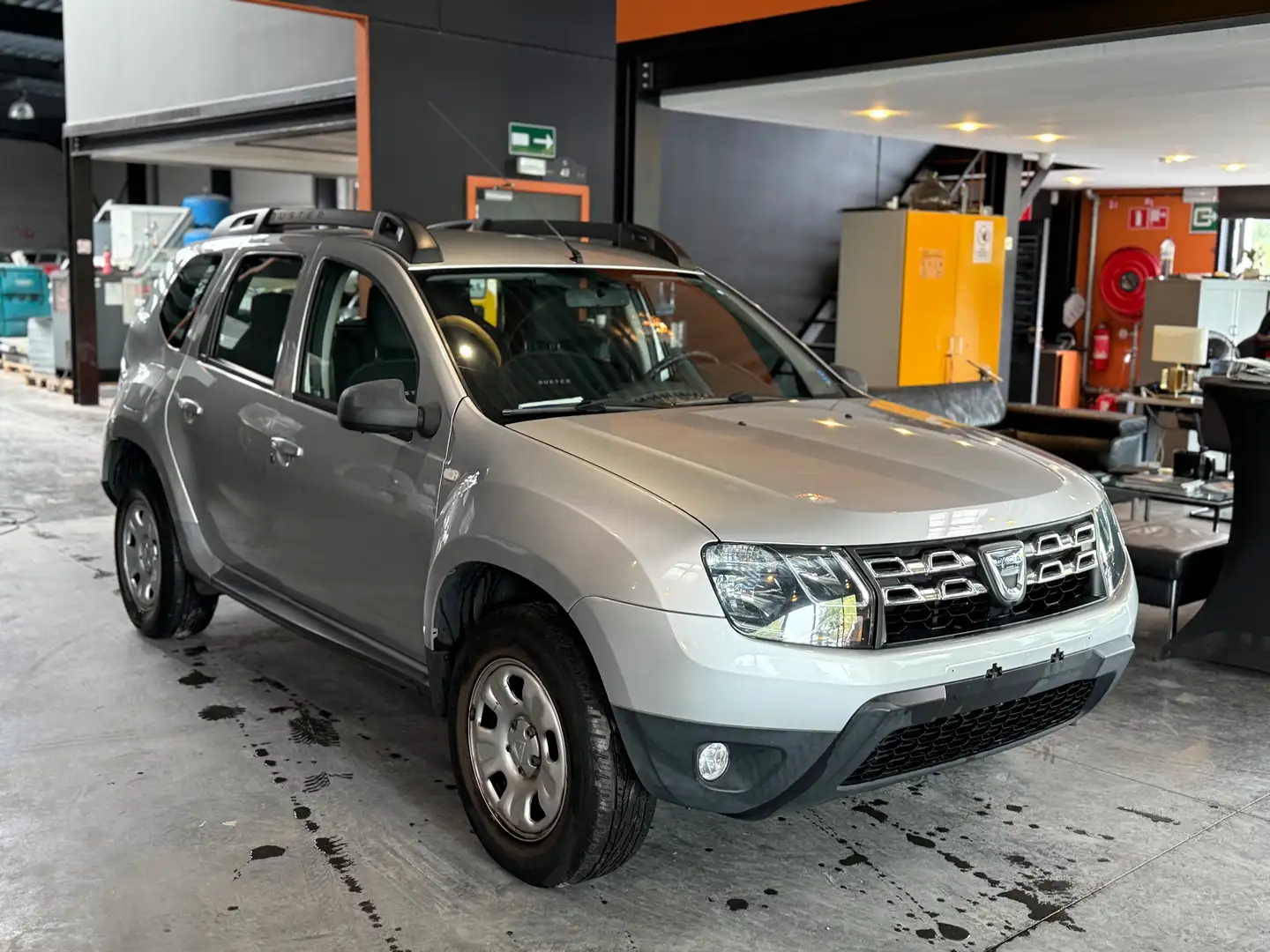 Dacia Duster Duster 1.5 dCi 4x2 Laureate// 12 MOIS DE GARANTIE Gris - 1