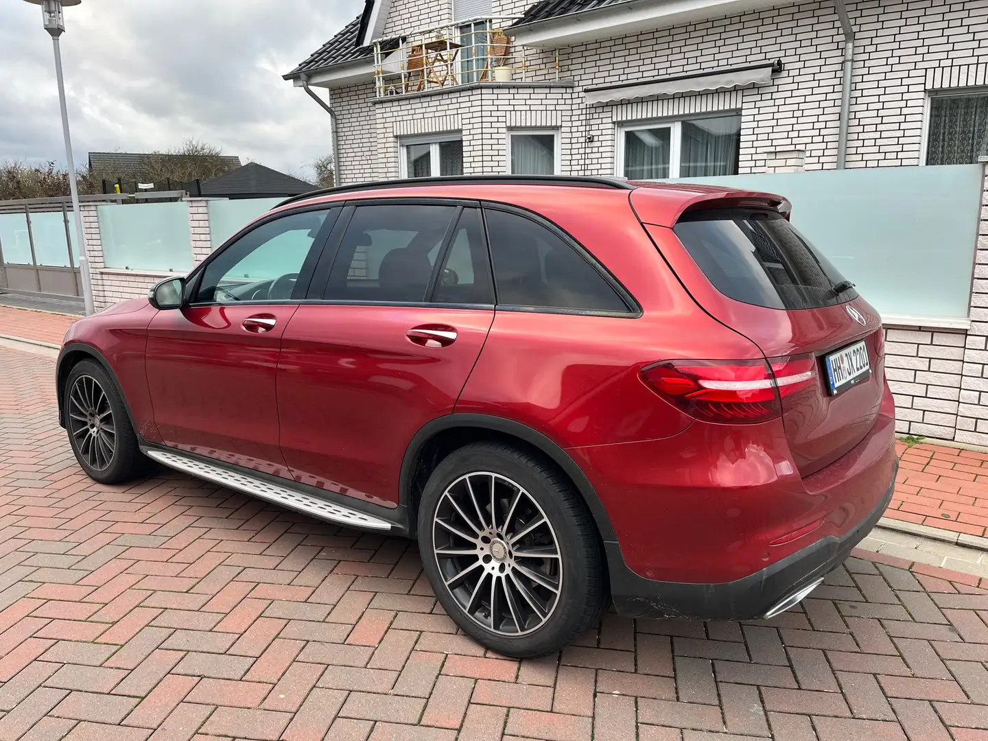 Mercedes-Benz GLC 250 d 4Matic AMG Line Voll Voll Voll ! Rot - 2