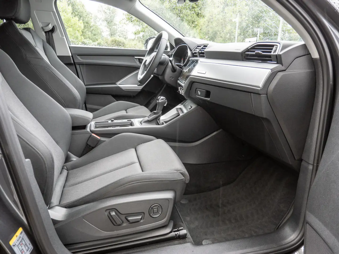 Audi Q3 Sportback S line 35 TFSI NAVI LED RFK Grau - 2