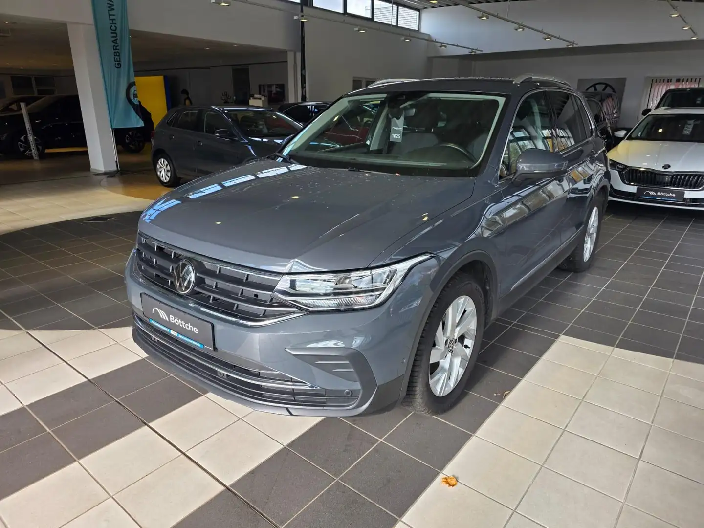 Volkswagen Tiguan Move 1.5 TSI ACT Android PDC Navi SHZ Grau - 1