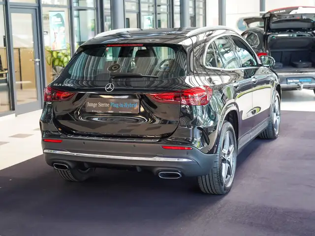 Mercedes-Benz Gla view 3