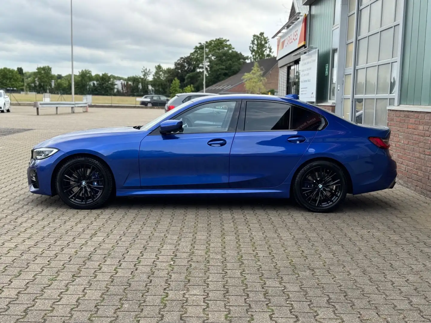 BMW 330 i M Sport M-Paket Blauw - 2