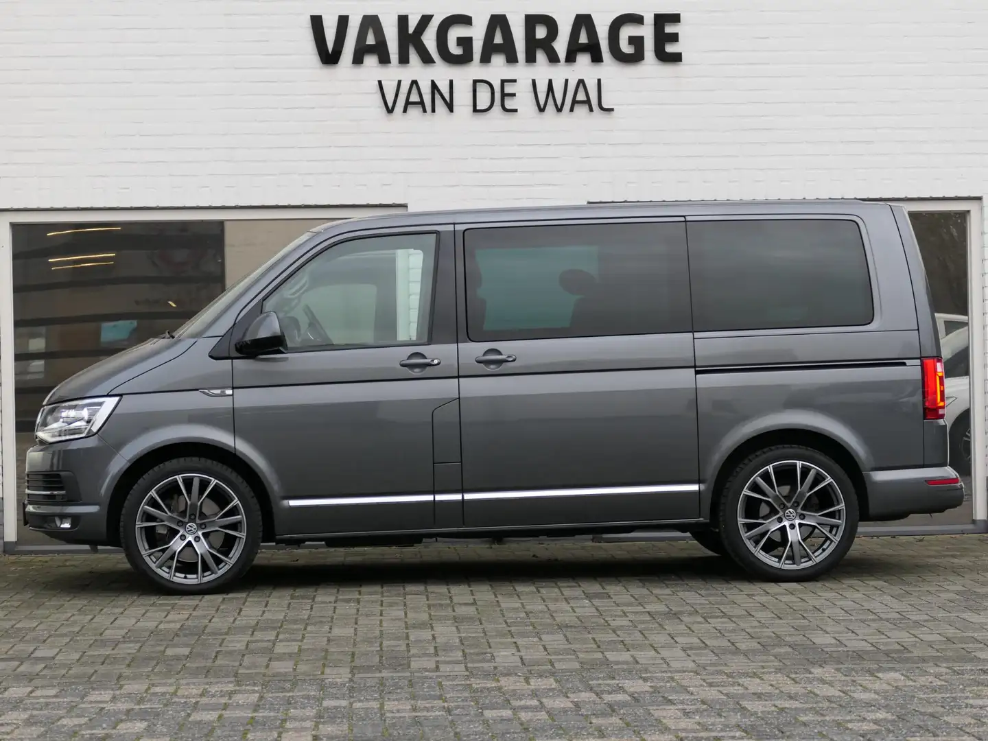 Volkswagen T6 Transporter Multivan 2.0 TDI L1H1 Highline | Elektrische alcan Grijs - 2