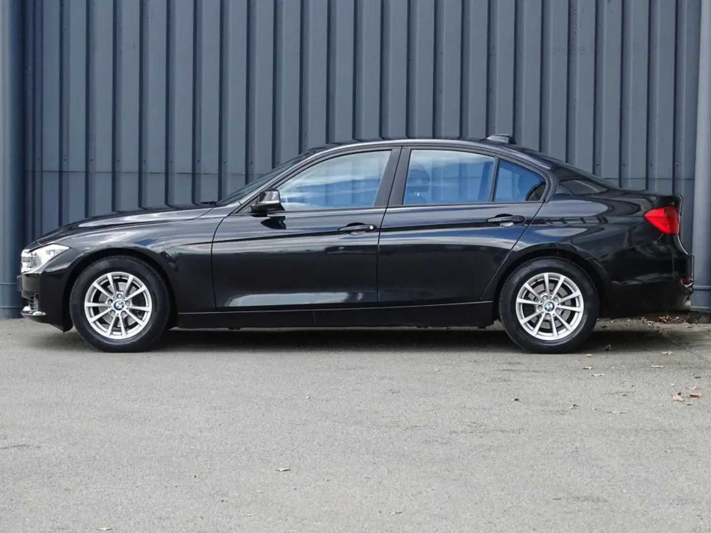 BMW 320 3-serie 320i Executive Zwart - 2