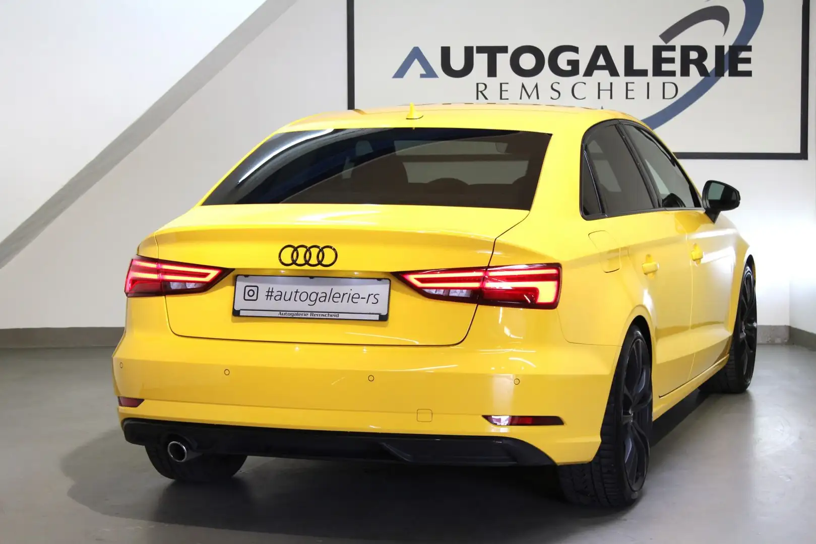 Audi A3 Limousine sport S-Tr.*VIRTUAL*LED*NAVI*ABT19´ Žlutá - 2