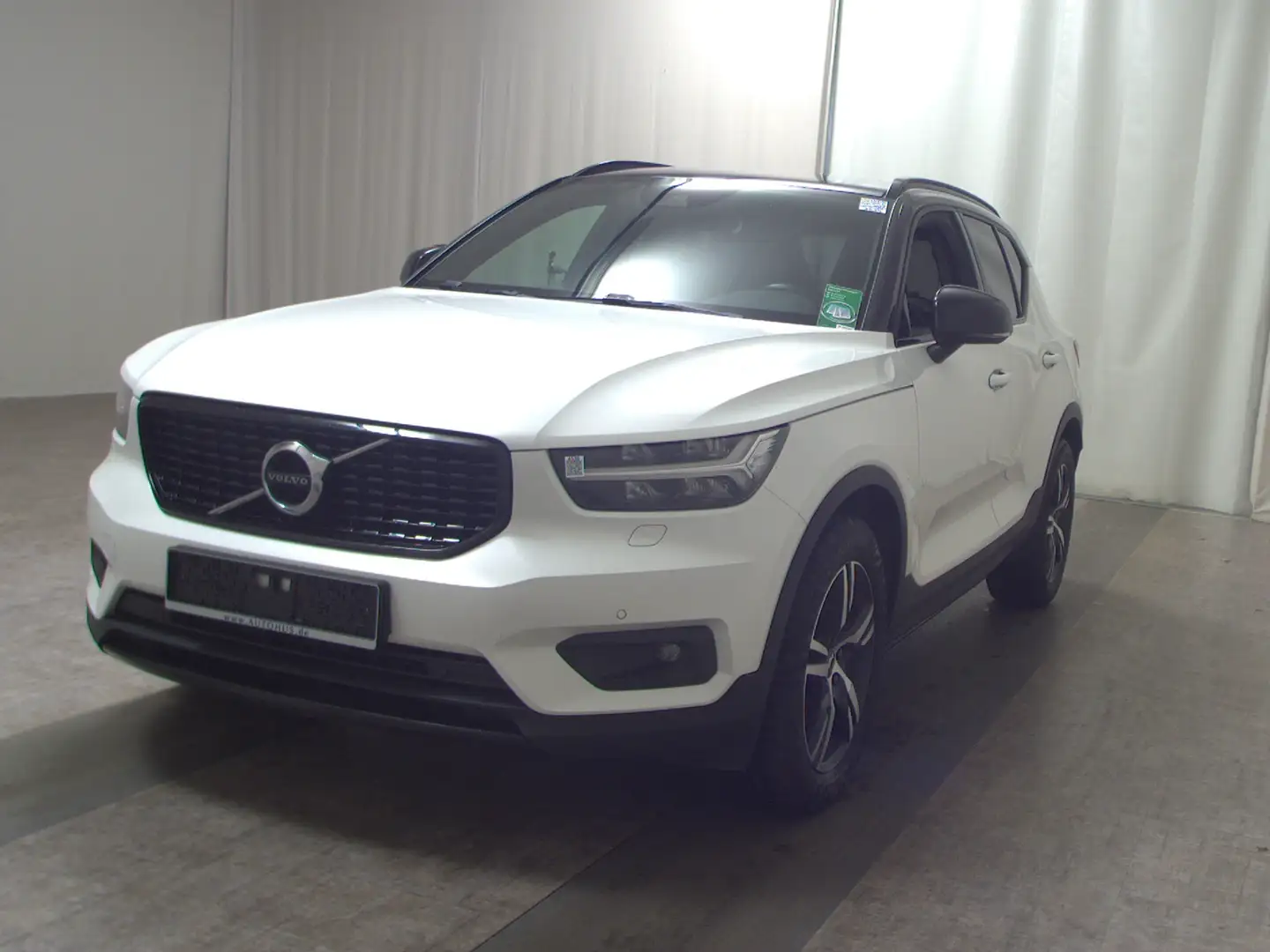 Volvo XC40 D4 AWD R-Design Navi LED RfK StandHzg AHK Weiß - 2
