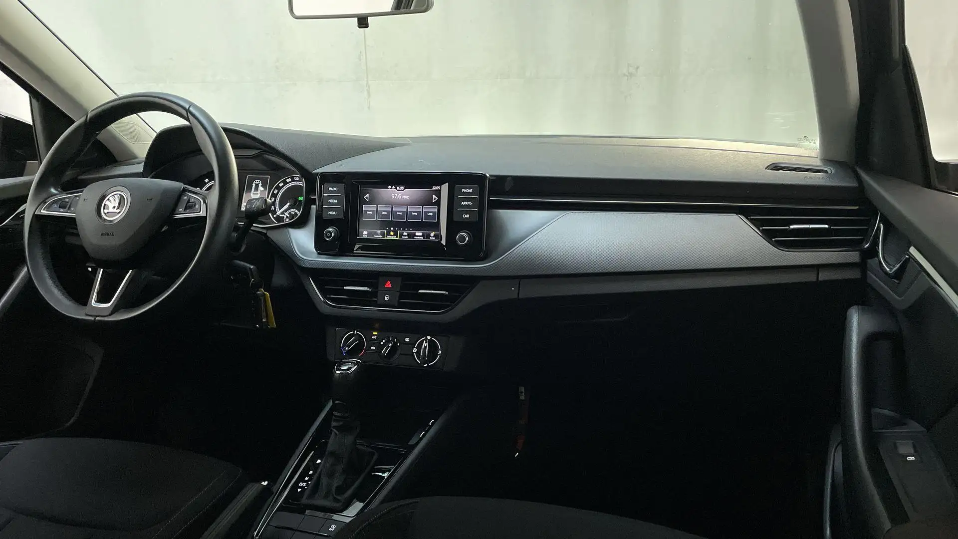 Skoda Kamiq 1.0 TSI 116pk DSG Ambition Parkeersensoren App-Con Zwart - 2