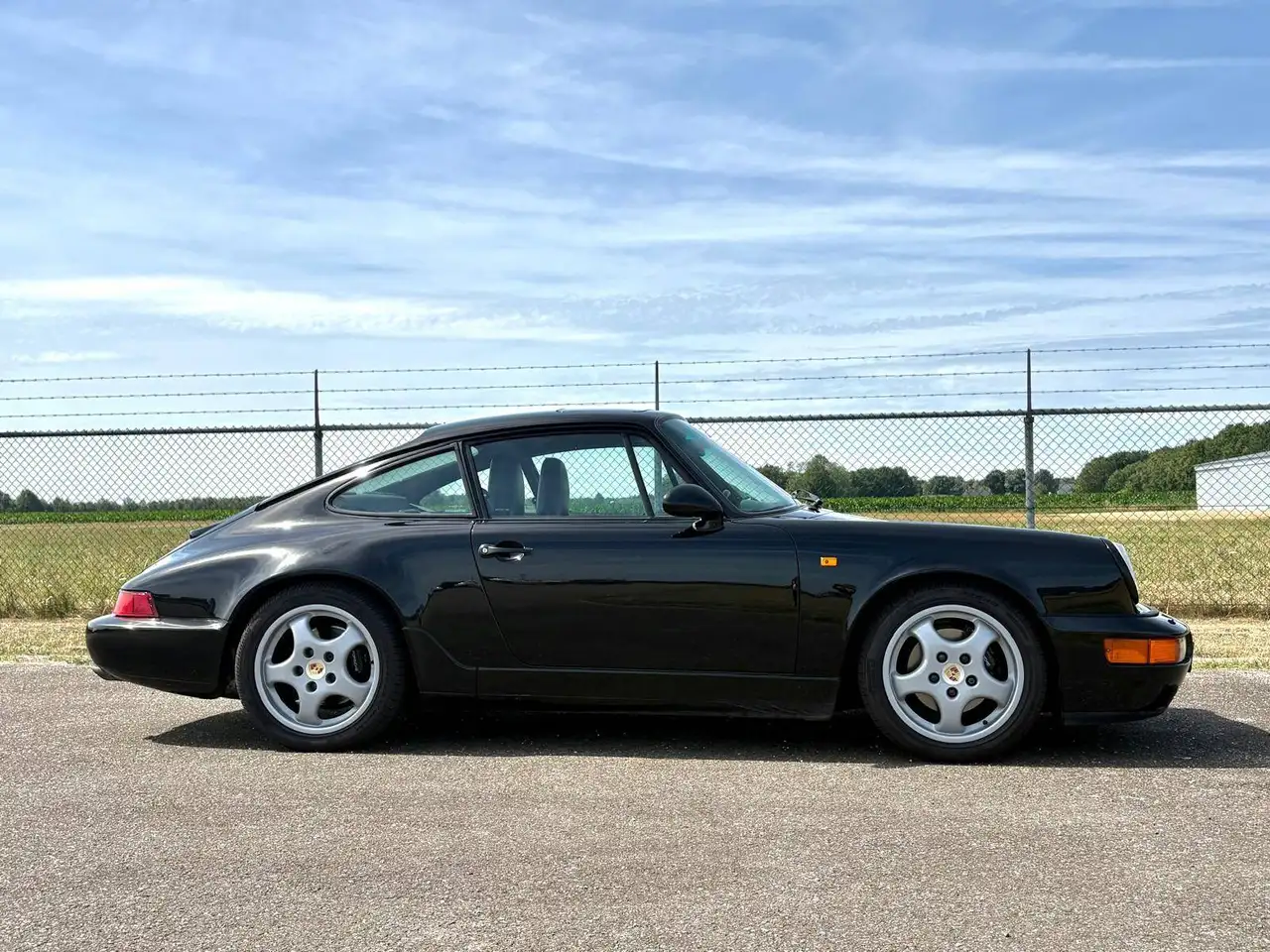 Porsche 964 Carrera 4 Coupé | Handgeschakeld | 2e Eig. | Zwart/Zwart | €15.000 Onderhoud recent, foto 3