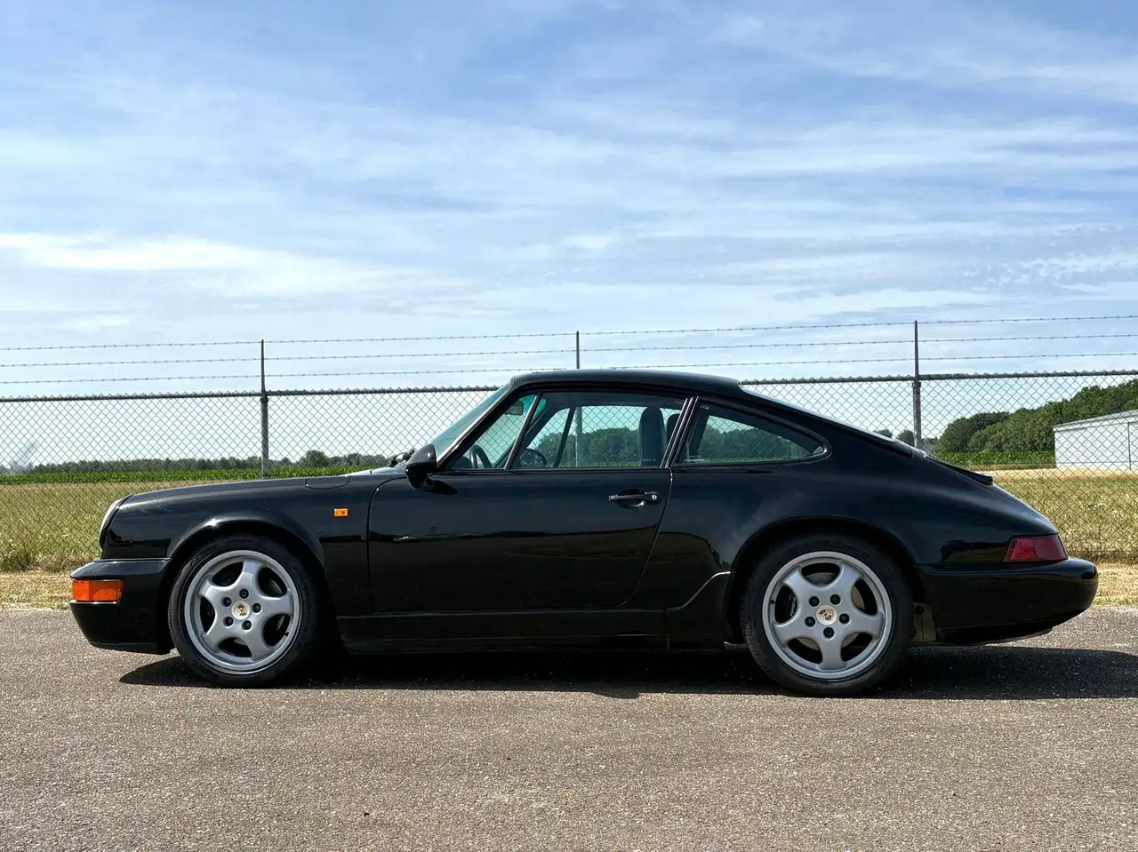 Porsche 964 Carrera 4 Coupé | Handgeschakeld | 2e Eig. | Zwart/Zwart | €15.000 Onderhoud recent, foto 4
