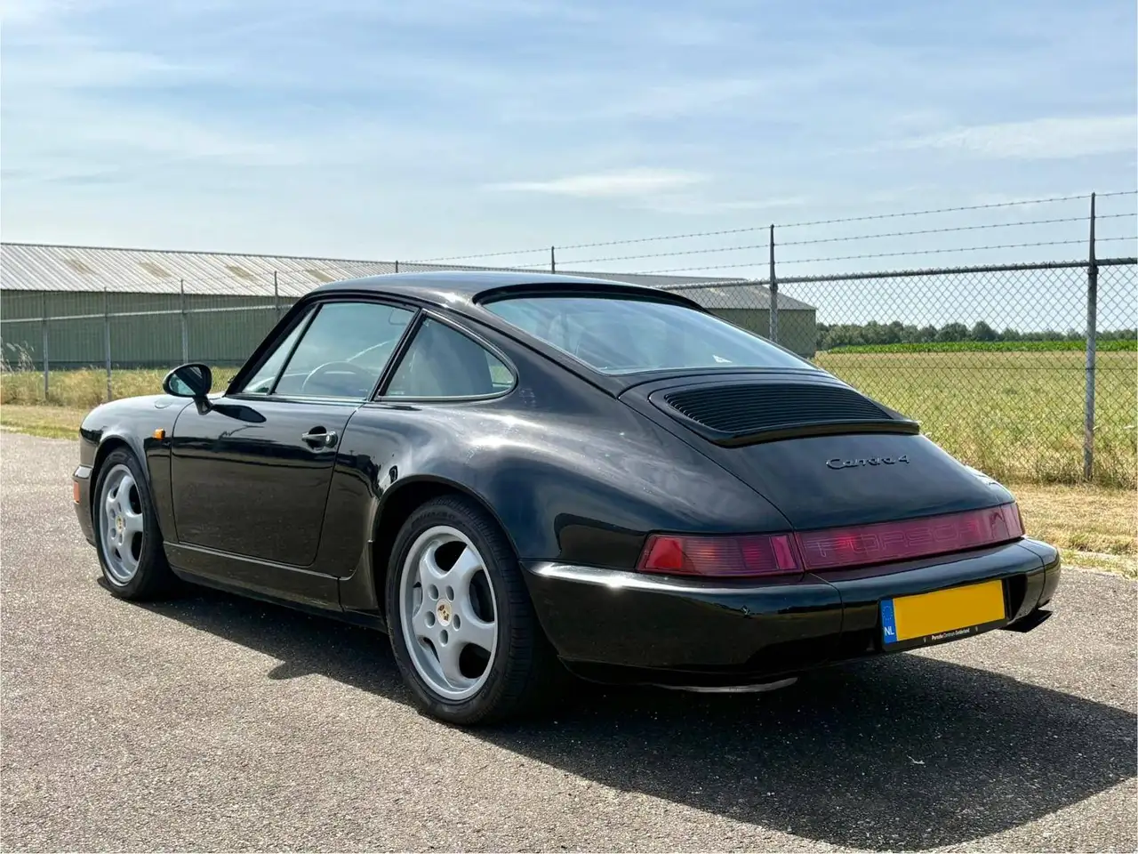 Porsche 964 Carrera 4 Coupé | Handgeschakeld | 2e Eig. | Zwart/Zwart | €15.000 Onderhoud recent, foto 2