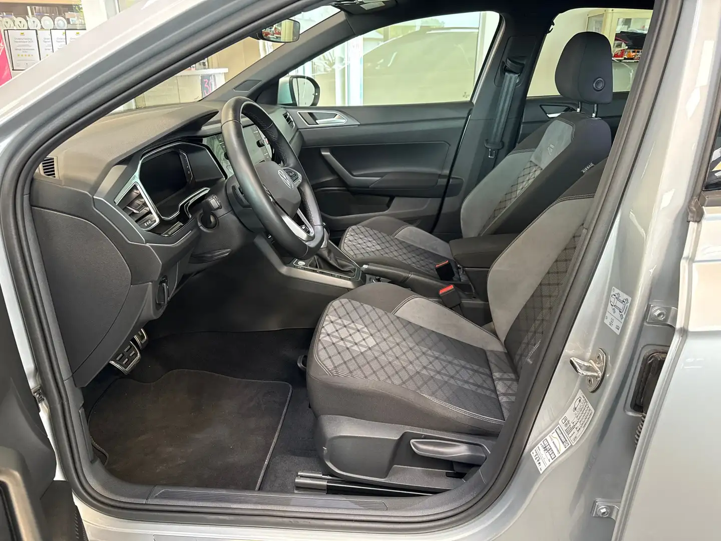 Volkswagen Taigo 1.0 TSI R-Line Business OPF DSG srebrna - 2