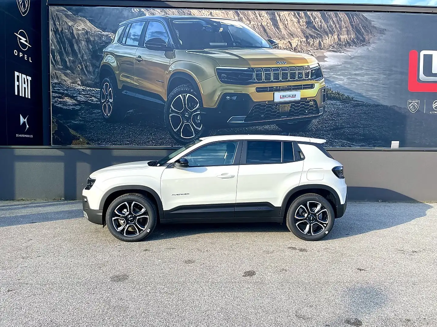 Jeep Avenger 1.2 GSE T3 Altitude inkl. Winterpaket & LED-Sty... Weiß - 2