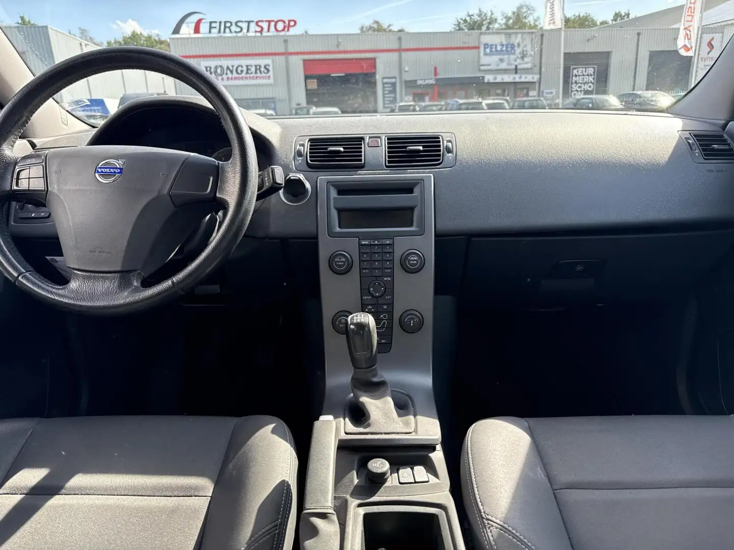 Volvo S40 1.8 Kinetic, airco, trekhaak, top onderhouden, van Violett - 2