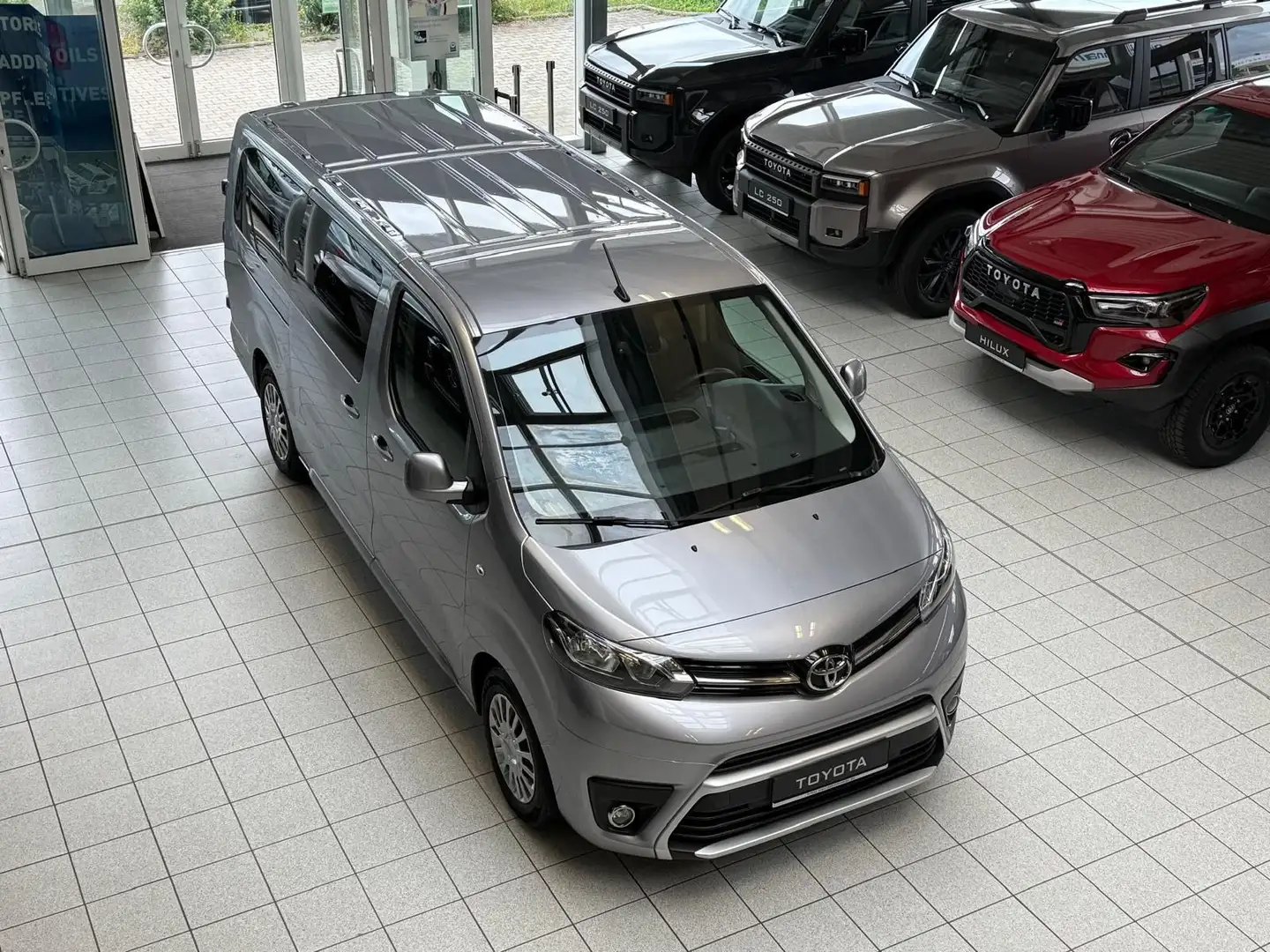 Toyota Proace PROACE VERSO - AUTOM.-KAMERA-9 SITZE-LANG "L 2"- Zilver - 1